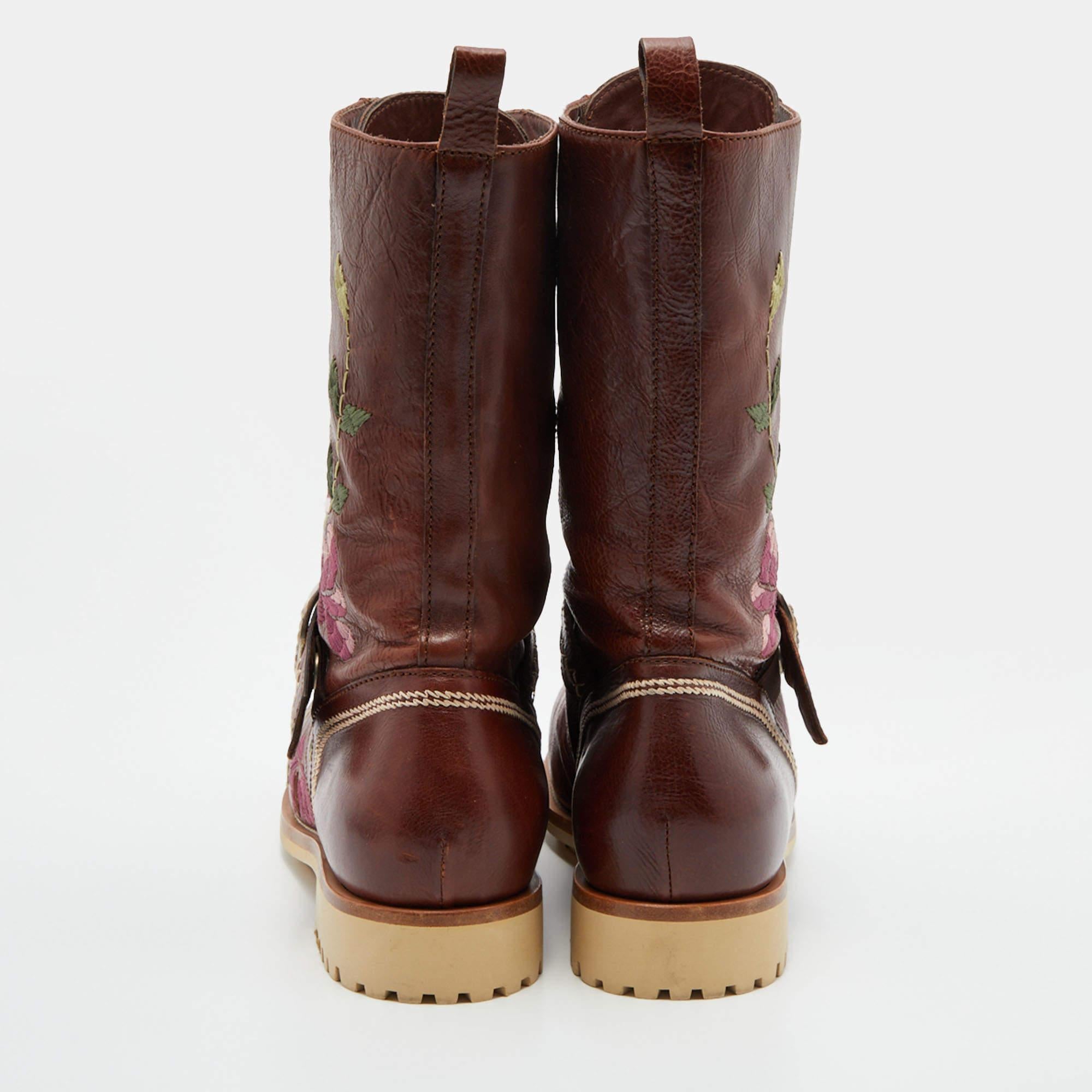Boots are an essential part of your wardrobe, and these boots, crafted from top-quality materials, are a fine choice. Offering the best of comfort and style, this sturdy-soled pair would be great with a dress for a casual day out!

