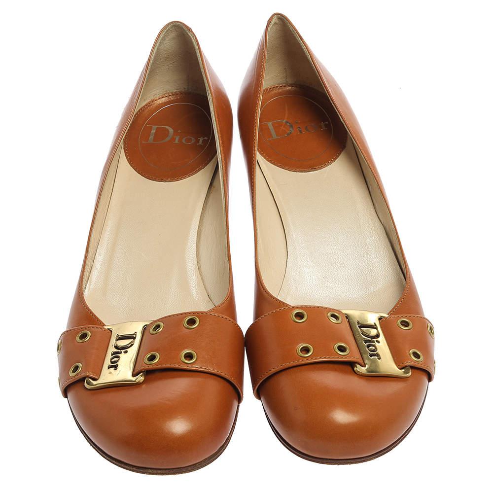 Dior Brown Leather Grommet Buckle Toe Pumps Size 38.5 In Fair Condition In Dubai, Al Qouz 2