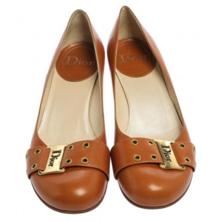 Dior Brown Leather Grommet Buckle Toe Pumps Size 38.5 For Sale 2