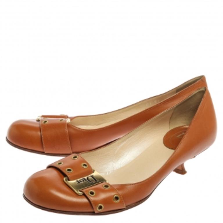 Dior Brown Leather Grommet Buckle Toe Pumps Size 38.5 For Sale 3