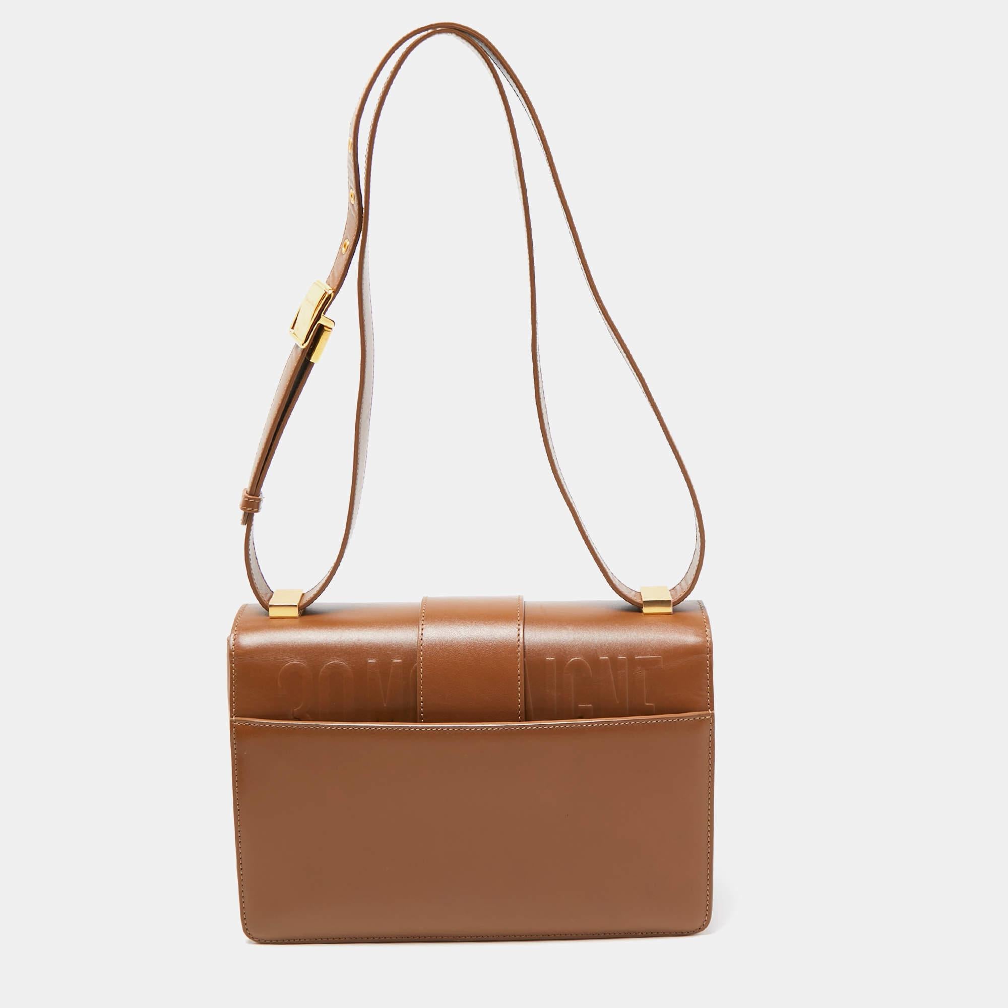 This 30 Montaigne bag from Dior derives inspiration from this historical address. Crafted from brown leather, this gorgeous number comes with a spacious leather interior that features a zipped compartment. It is equipped with a leather shoulder