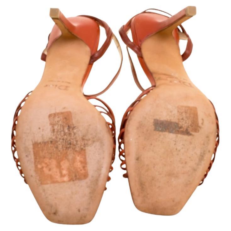 Faites monter d'un cran votre quotient stylistique avec cette paire de sandales féminines de Dior. Elles présentent un devant à brides accentué par des découpes circulaires cloutées, ce qui les rend à la fois belles et aptes à la fête. Elles sont