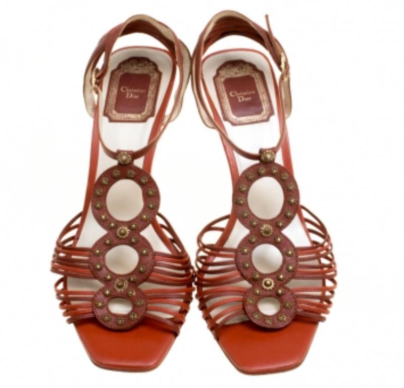 Dior Brown Leather Studded Ankle Strap Sandals Size 39 (Sandales à lanières de cheville cloutées en cuir brun) Bon état - En vente à Dubai, Al Qouz 2