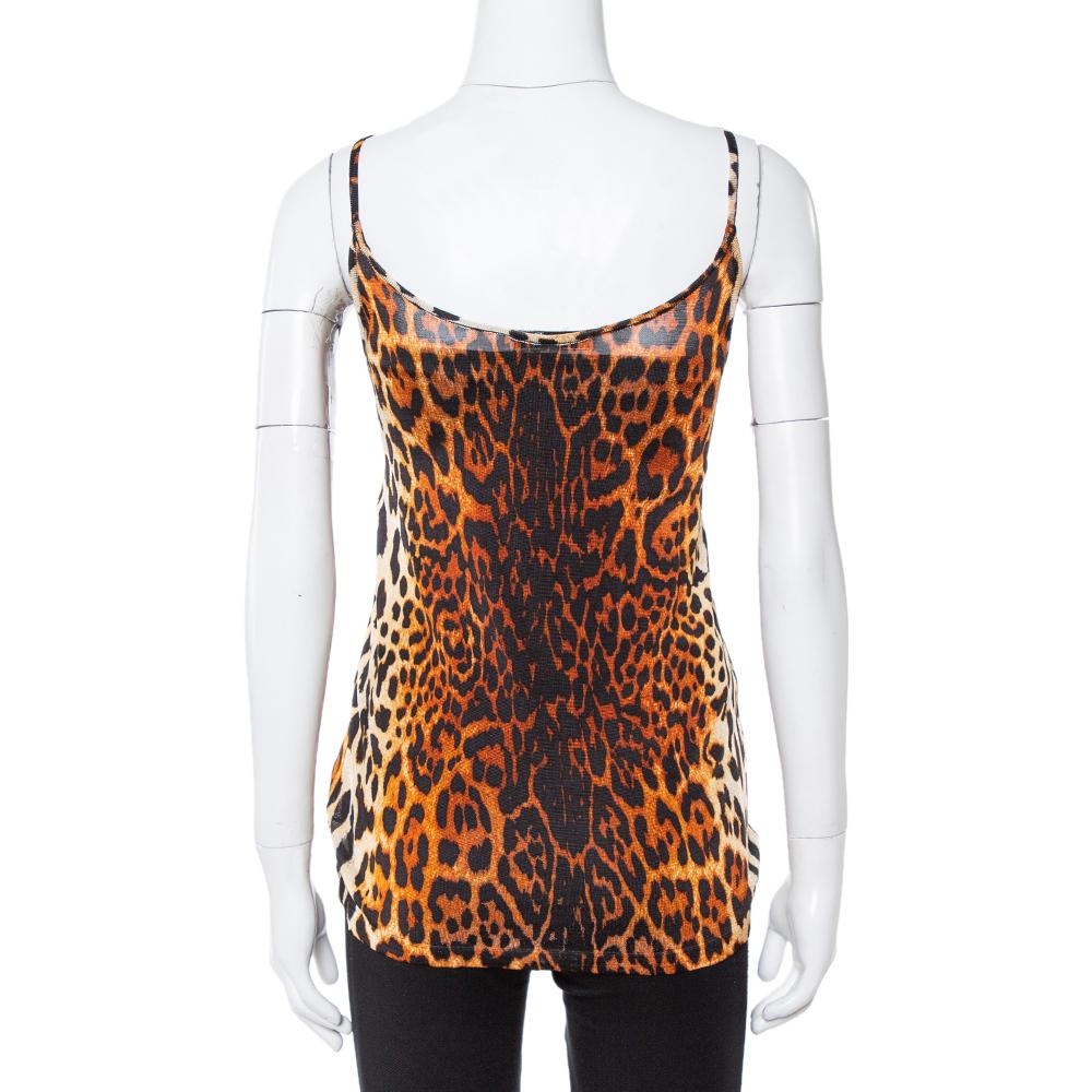 Let your closet experience a wonderful addition with this tank top from the house of Dior. It has been created with quality knit fabric and styled with a front pleat and a deep back. The brown-hued leopard print top will look amazing with jeans or