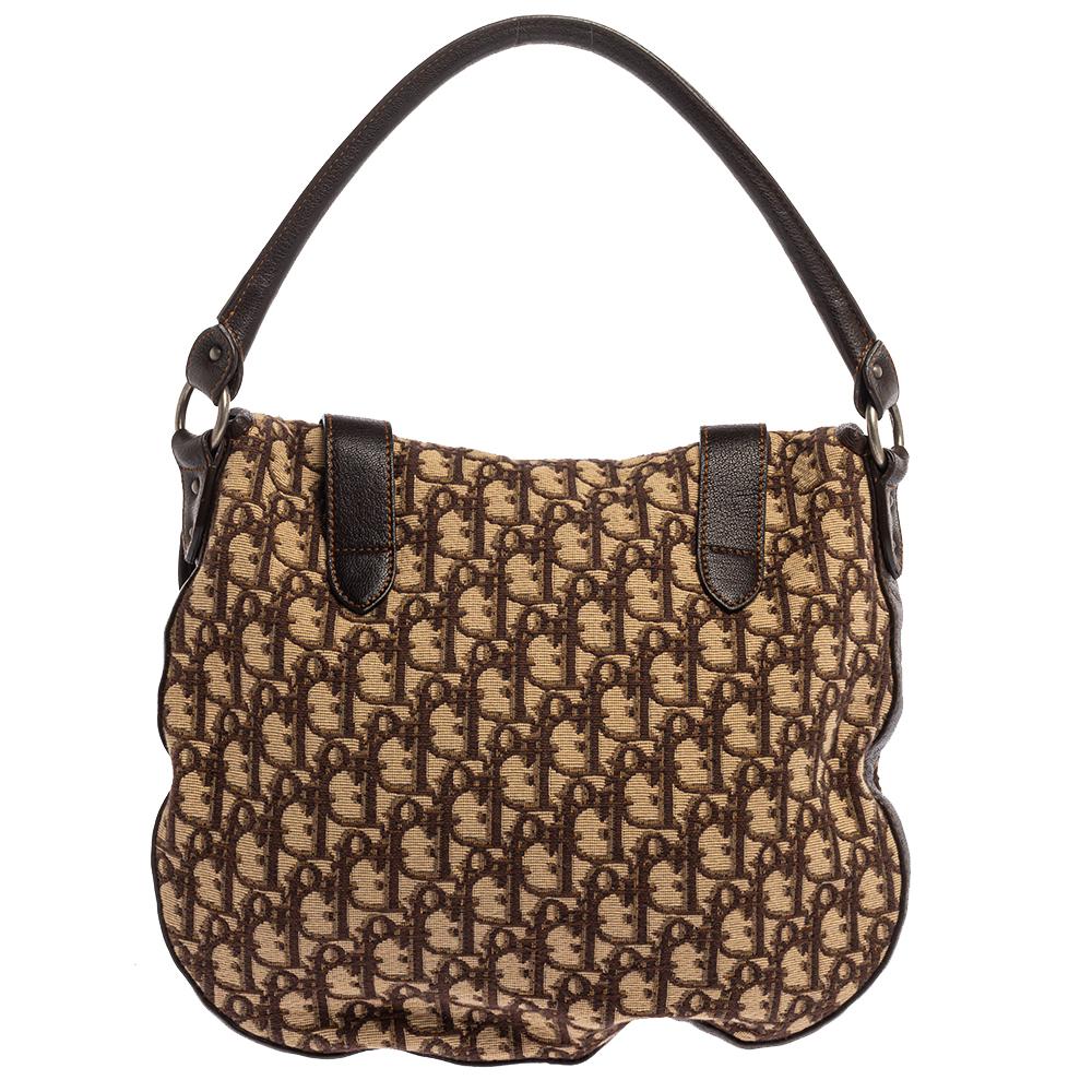 Zeigen Sie einen einzigartigen Stil mit dieser auffälligen Tasche aus Canvas und Leder. Hochwertiges:: mit Nylon ausgekleidetes Interieur verspricht Standard ohne Kompromisse. Diese Hobo von Dior mit ihrem exquisiten Design ist zweifellos ein