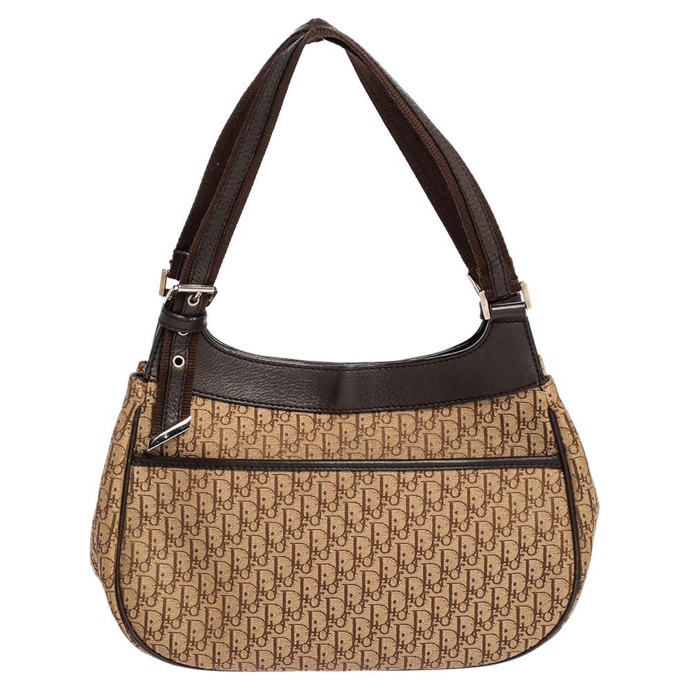 Dior bietet seit jeher kultige Taschen an:: so wie diese Umhängetasche:: die genau auf Ihren modischen Stil zugeschnitten ist. Sie ist aus Leder und Oblique-Canvas gefertigt. Die Kreation verfügt über das Markenetikett auf der Vorderseite:: zwei