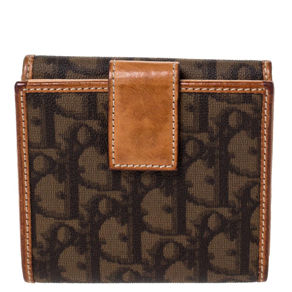 Carry your daily essentials and put together a stylish look with this Romantique compact wallet from Dior. The impeccable design and brown color of this wallet impart a suave touch. It is crafted from oblique printed canvas and leather. The front