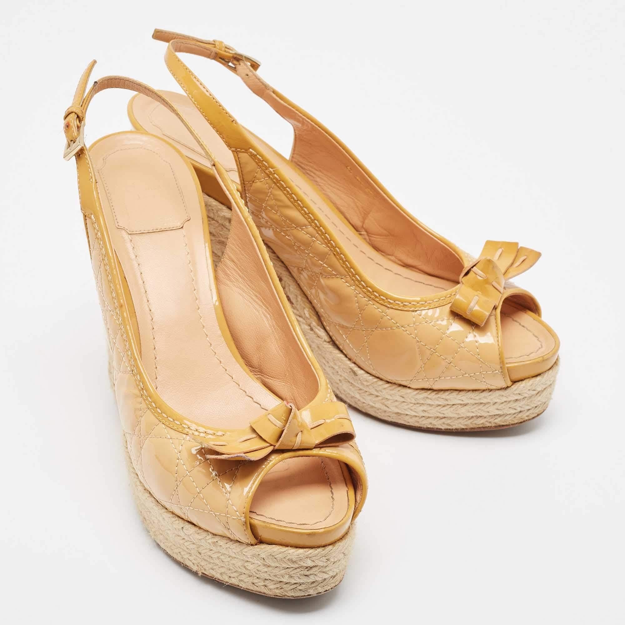 Dior Brown Patent Bow Accents Espadrilles Size 40.5 In Fair Condition For Sale In Dubai, Al Qouz 2