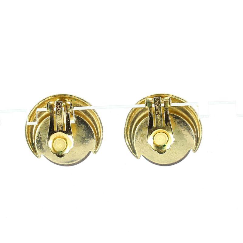 Dior earrings

Very good condition show some light signs of use and wear. A beautiful piece to match with all your outfits. If this one doesn't suit you go check a look at our selection of dior earrings !
Gold tone metal hardware earrings
Packaging