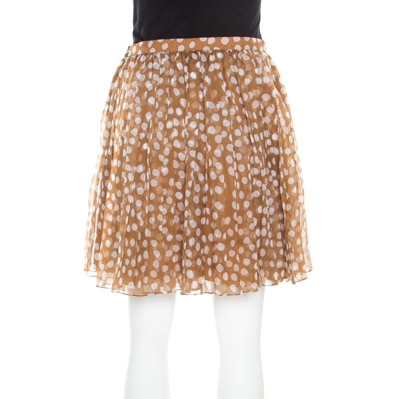 You'd definitely want to be seen wearing this skirt from Dior! Finely made from quality silk, this chiffon creation has polka dots all over and a gathered waistline. You can team it with an off-shoulder top and high heels to look amazing.

Includes: