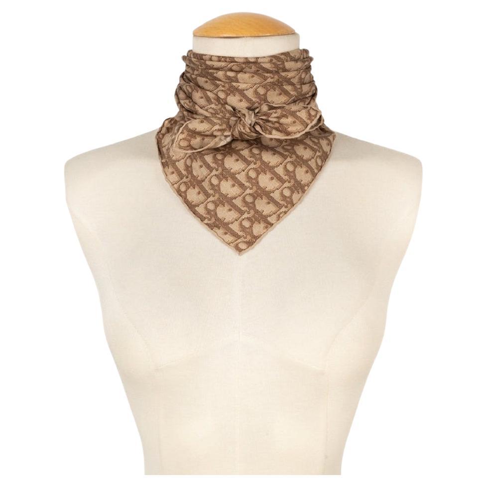 Dior - Brown silk foulard printed with monograms. Missing composition and brand labels.

Additional information:
Condition: Very good condition
Dimensions: 65 cm x 65 cm

Seller Reference: FFD4