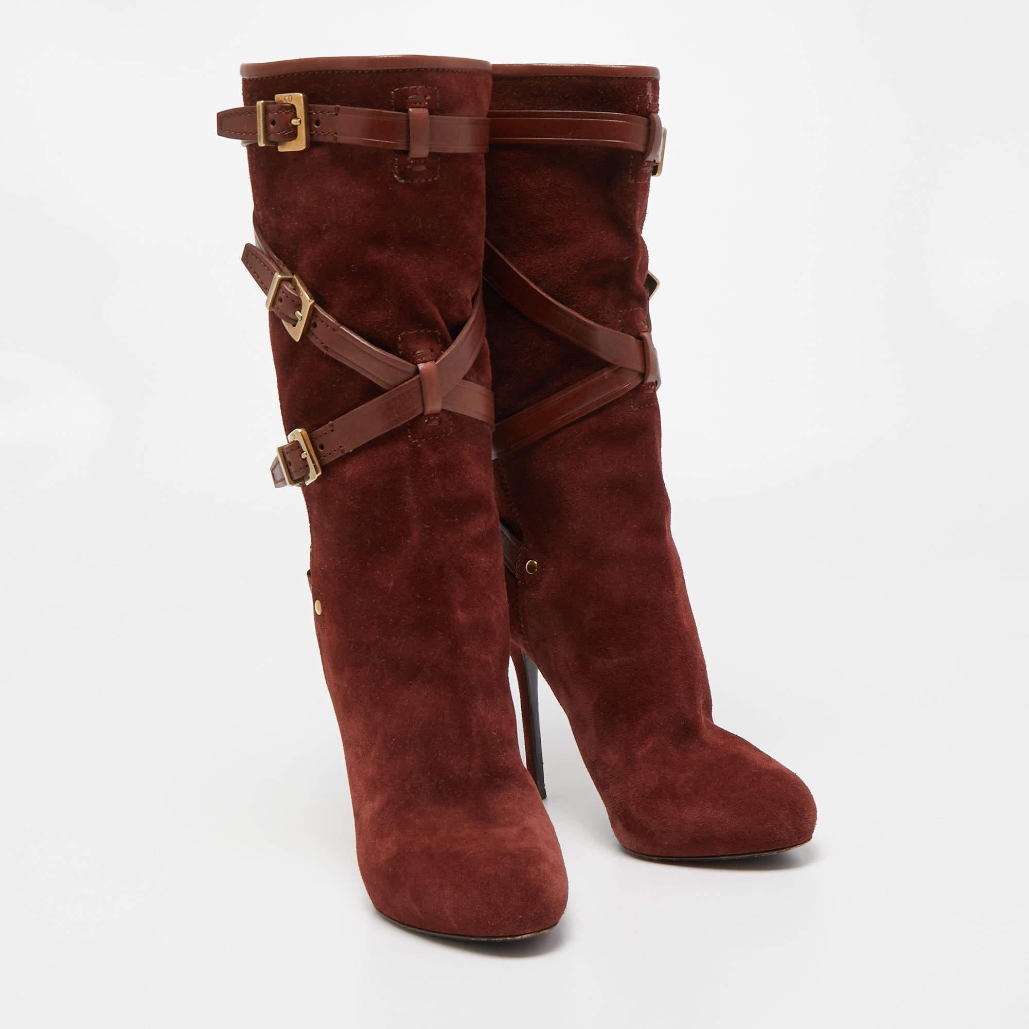 Boots are an essential part of your wardrobe, and these boots, crafted from top-quality materials, are a fine choice. Offering the best of comfort and style, this sturdy-soled pair would be great with skinny jeans for a casual day