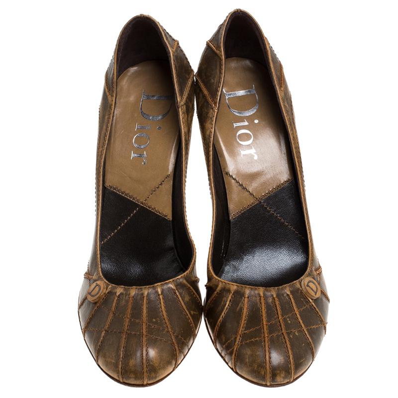 Ces escarpins fins de la maison Dior ont été confectionnés en cuir texturé. Ces escarpins sont dotés de bouts ronds, de semelles en cuir, de matériel en bronze et de talons de 11 cm. L'initiale de la marque fait son apparition sur le devant. Ils