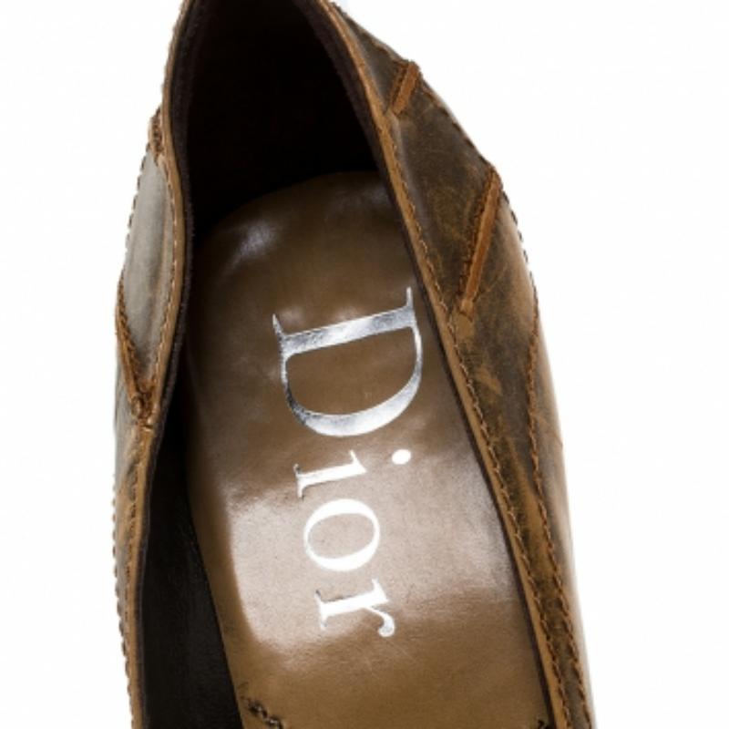 Bombas de cuero marrón texturizado Dior talla 41 en venta 1