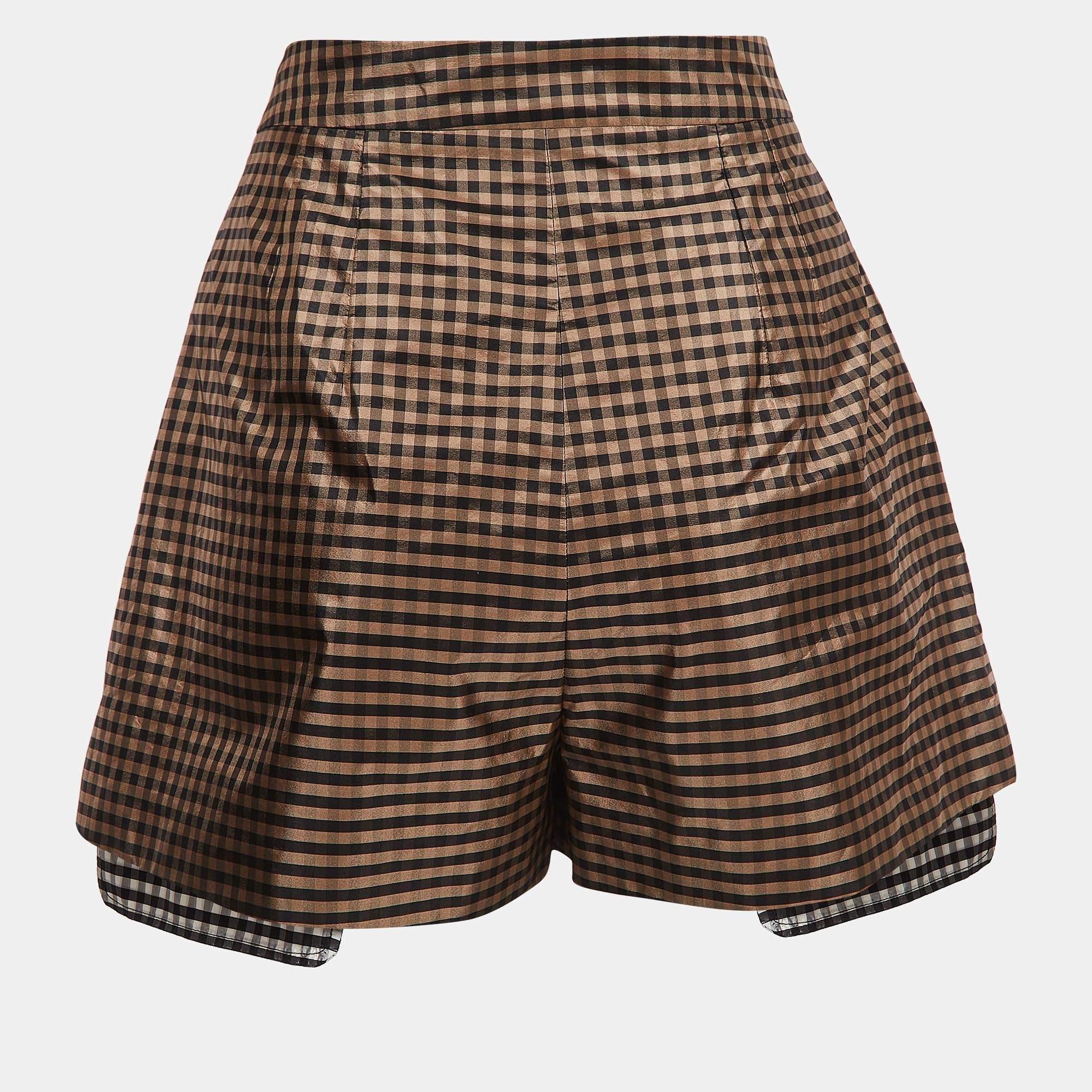 Beachy vacations call for a cute pair of shorts like this. Stitched using high-quality fabric, this pair of shorts is styled with classic details and has a superb length. Wear it with crop tops or T-shirts.

