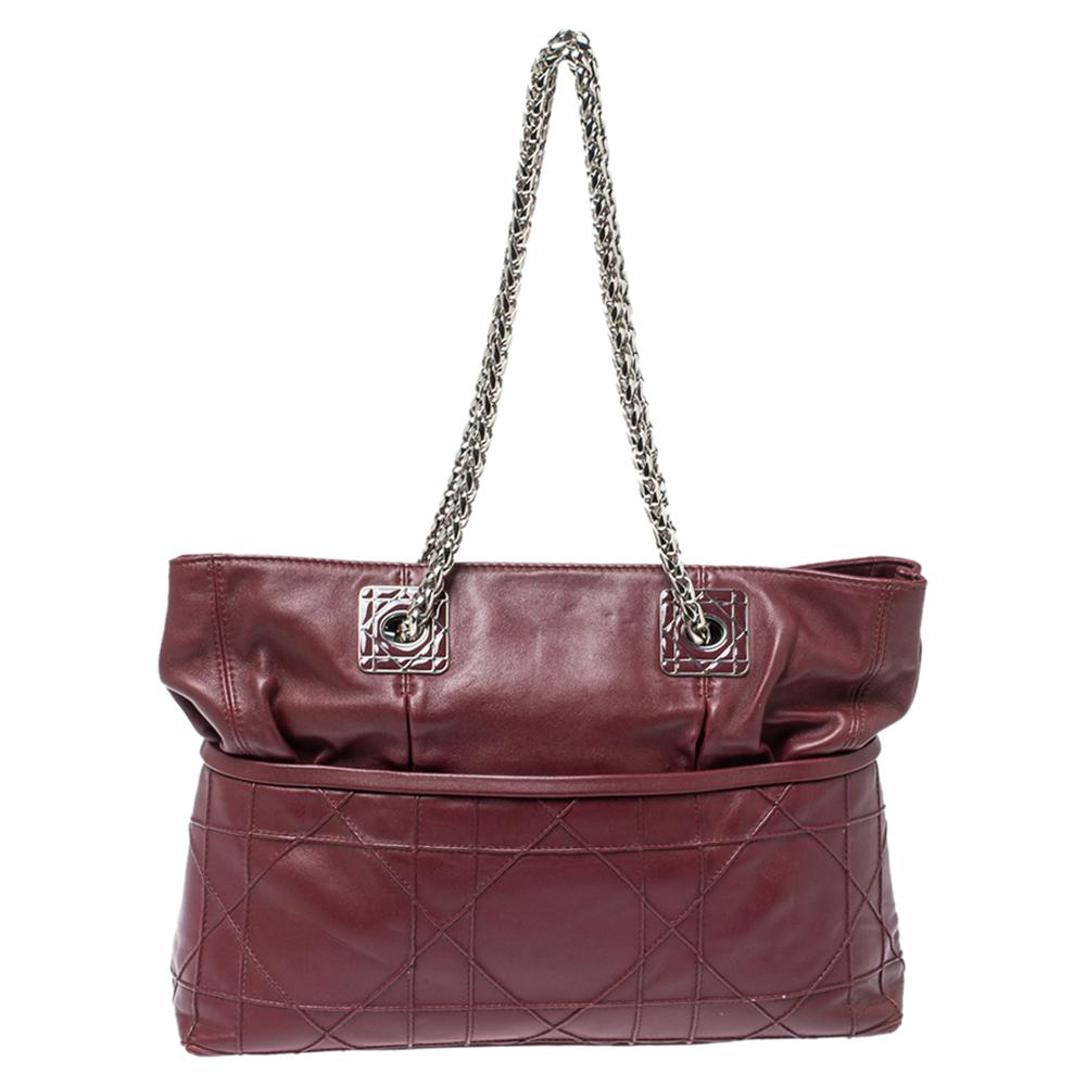 Este bolso tote Granville de Dior es un bolso que toda fashionista ansía poseer. El bolso, fabricado en piel, tiene un bonito exterior burdeos acentuado con el característico estampado Cannage. Está equipada con un interior espacioso y asas dobles