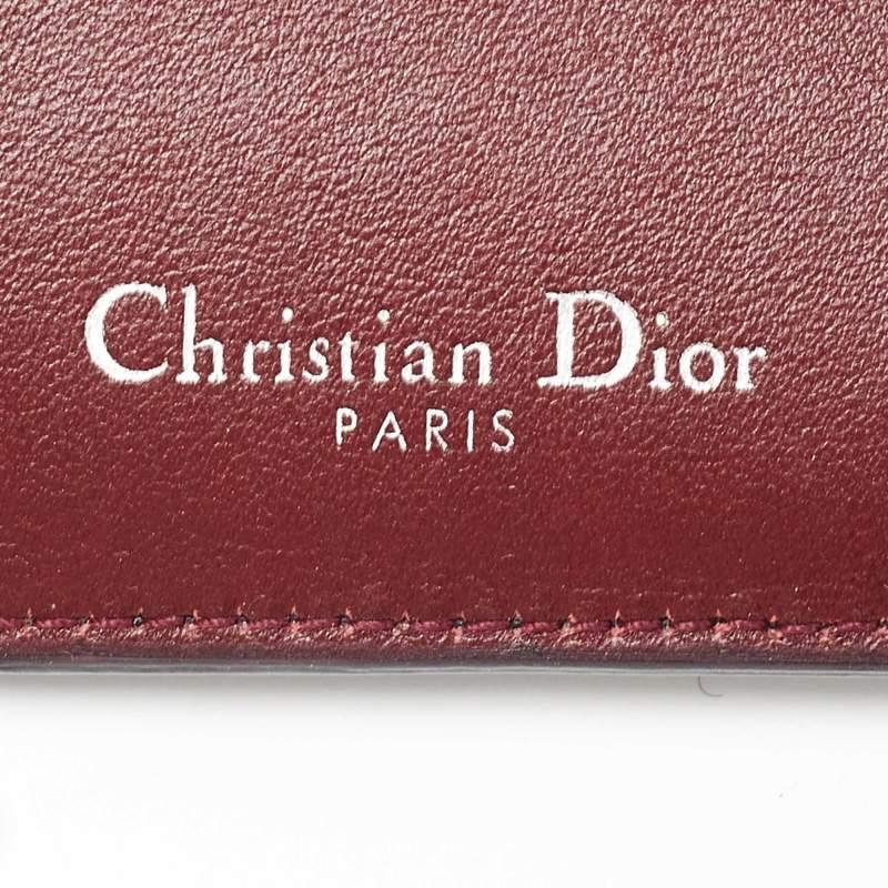 Dior - Portefeuille enveloppant en cuir bourgogne/bleu foncé Diorissimo en vente 8
