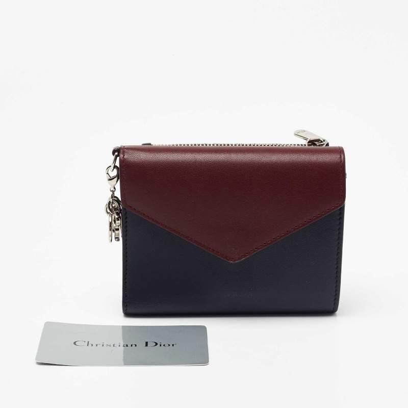 Dior - Portefeuille enveloppant en cuir bourgogne/bleu foncé Diorissimo en vente 9
