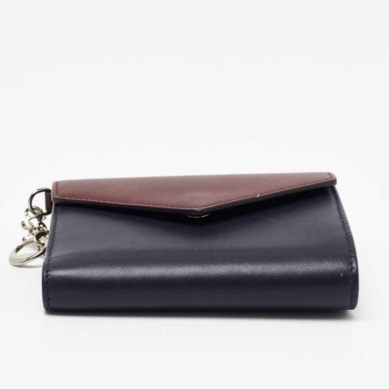 Noir Dior - Portefeuille enveloppant en cuir bourgogne/bleu foncé Diorissimo en vente