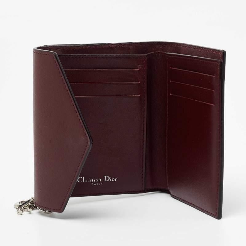 Dior Burgunder/Dunkelblaues Leder-Diorissimo-Brieftasche mit Umschlag im Zustand „Gut“ im Angebot in Dubai, Al Qouz 2