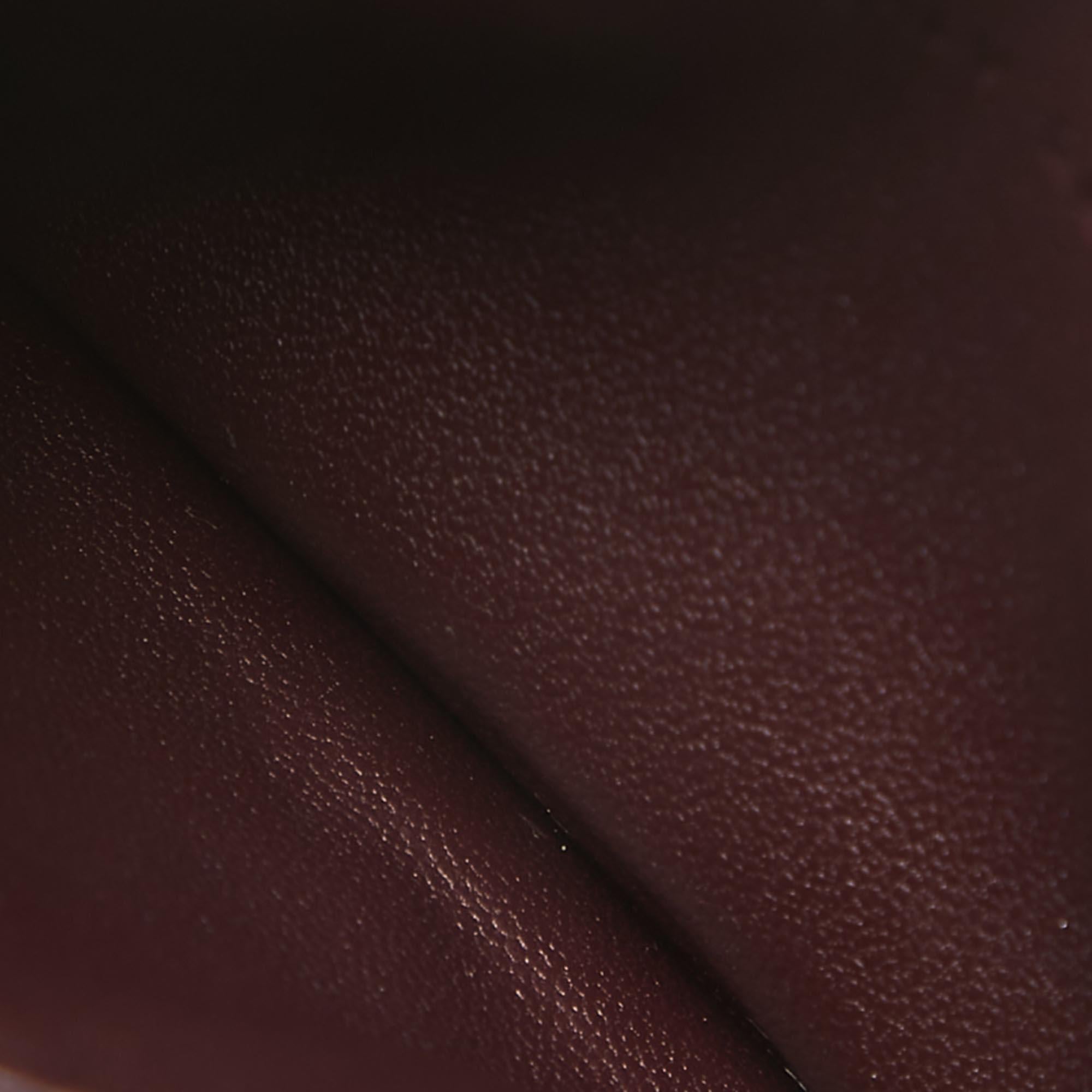 This Dior card case is carefully crafted to offer you a luxurious accessory you will cherish. It is marked by high quality and enduring appeal. Invest in it today!