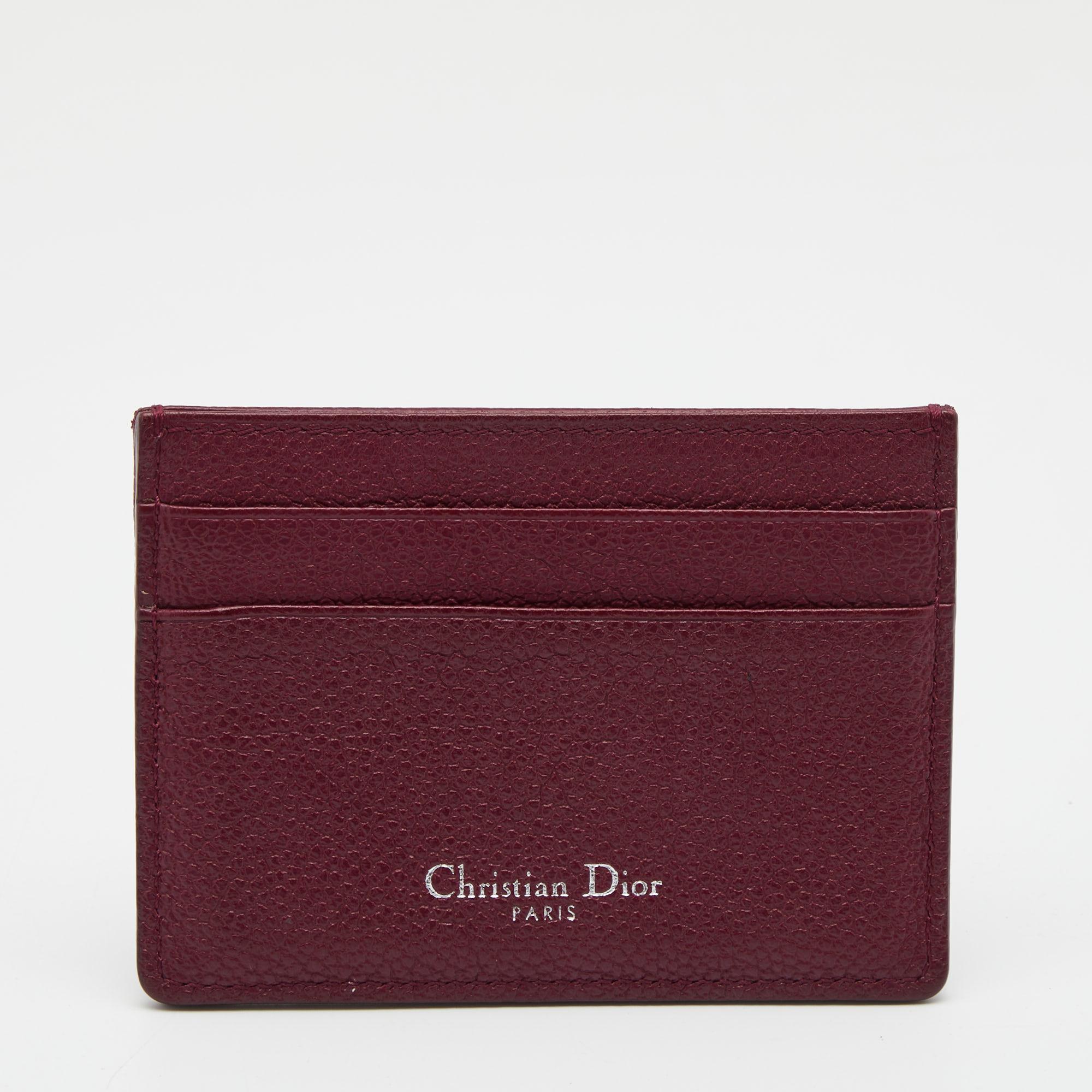 Conveniently designed for everyday use, this cardholder is from Dior. Crafted from Cannage-patterned leather, the burgundy-hued piece flaunts a design in the likeness of the iconic Diorama bag. The interior is well-lined, and the holder features