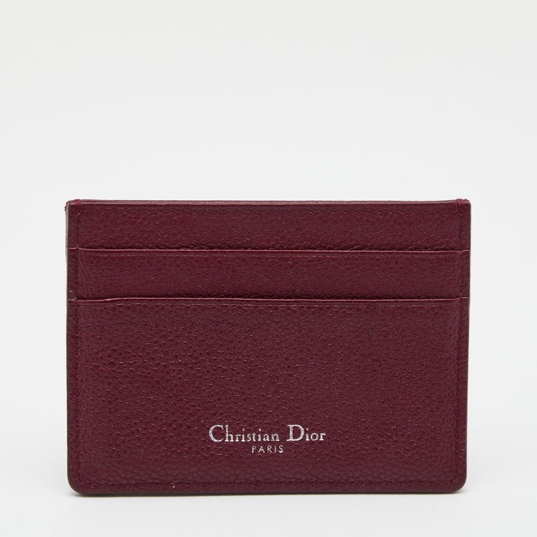 Conveniently designed for everyday use, this cardholder is from Dior. Crafted from Cannage-patterned leather, the burgundy-hued piece flaunts a design in the likeness of the iconic Diorama bag. The interior is well-lined, and the holder features