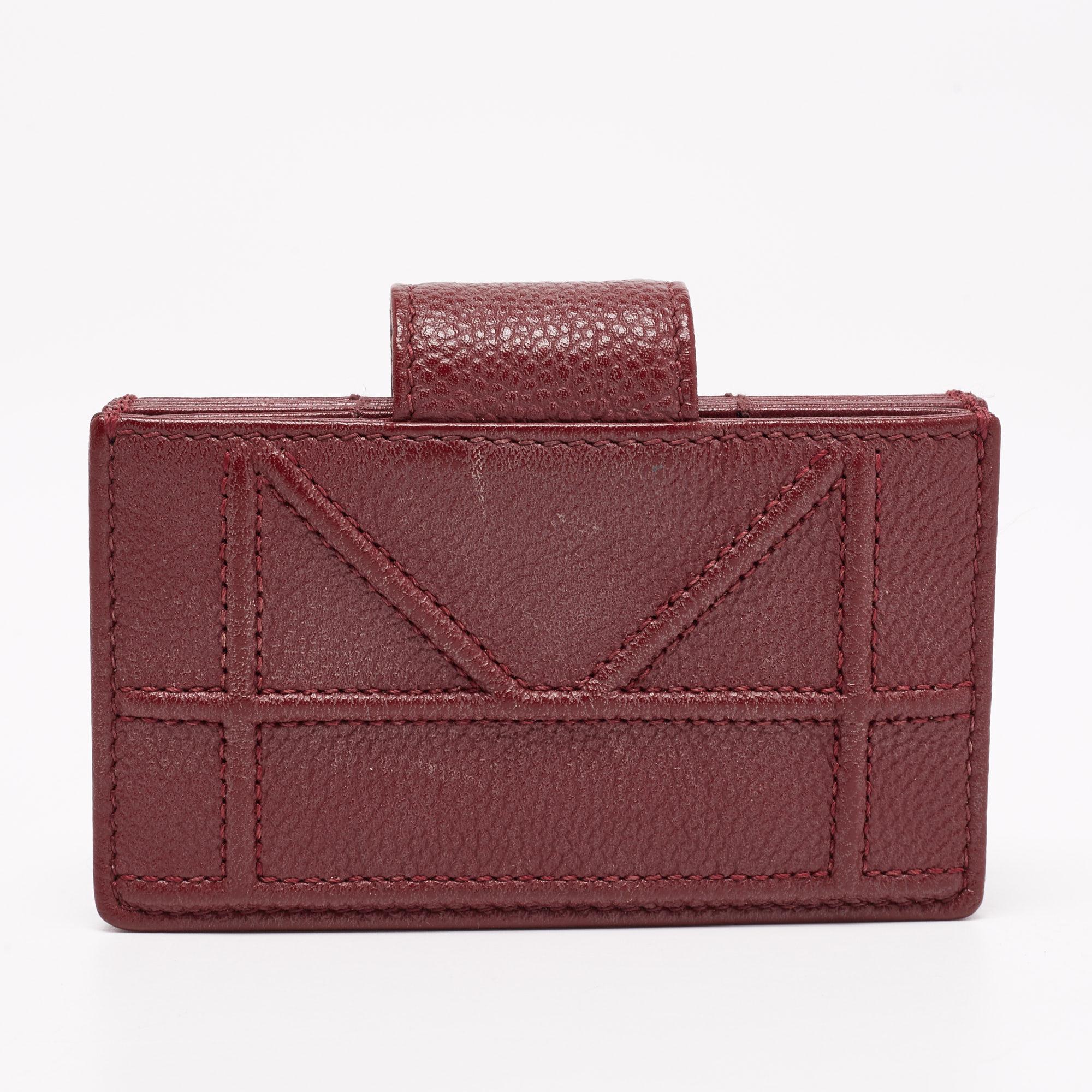 Crafted from leather, this Dior gusset cardholder opens to reveal multiple compartments to carry your cards neatly. It also features the brand's iconic Cannage quilt detailed on the exterior. This burgundy piece is sleek and can easily be carried.