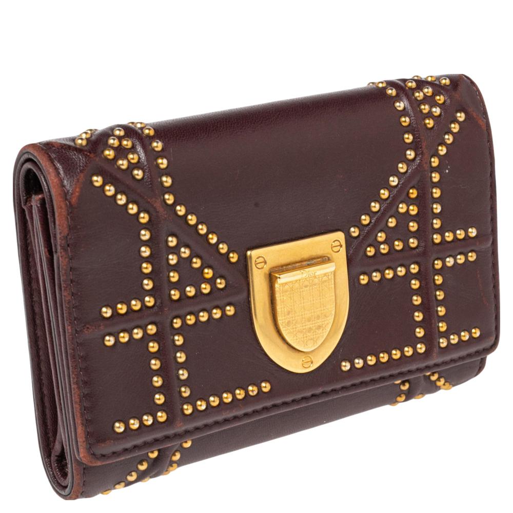 Blend your elegant outfits with this chic creation to flaunt your tasteful fashion sense. Crafted in leather, this Diorama wallet features the signature Microcanngae pattern with gold-tone studs. It opens to an organized interior that will neatly