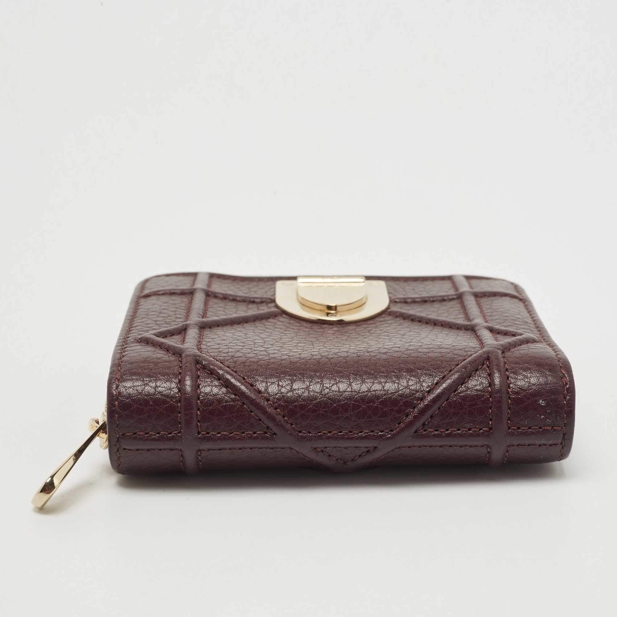 Dior Burgundy Leather Diorama Zip Compact Wallet In Good Condition For Sale In Dubai, Al Qouz 2
