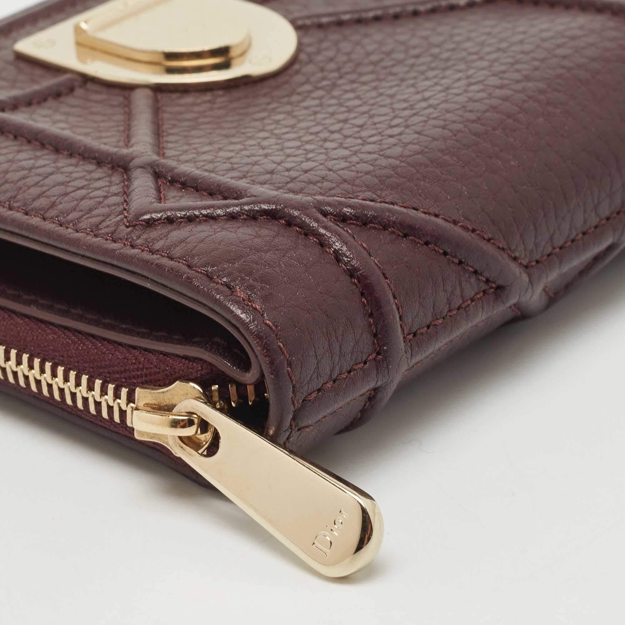 Dior Burgundy Leather Diorama Zip Compact Wallet Pour femmes en vente