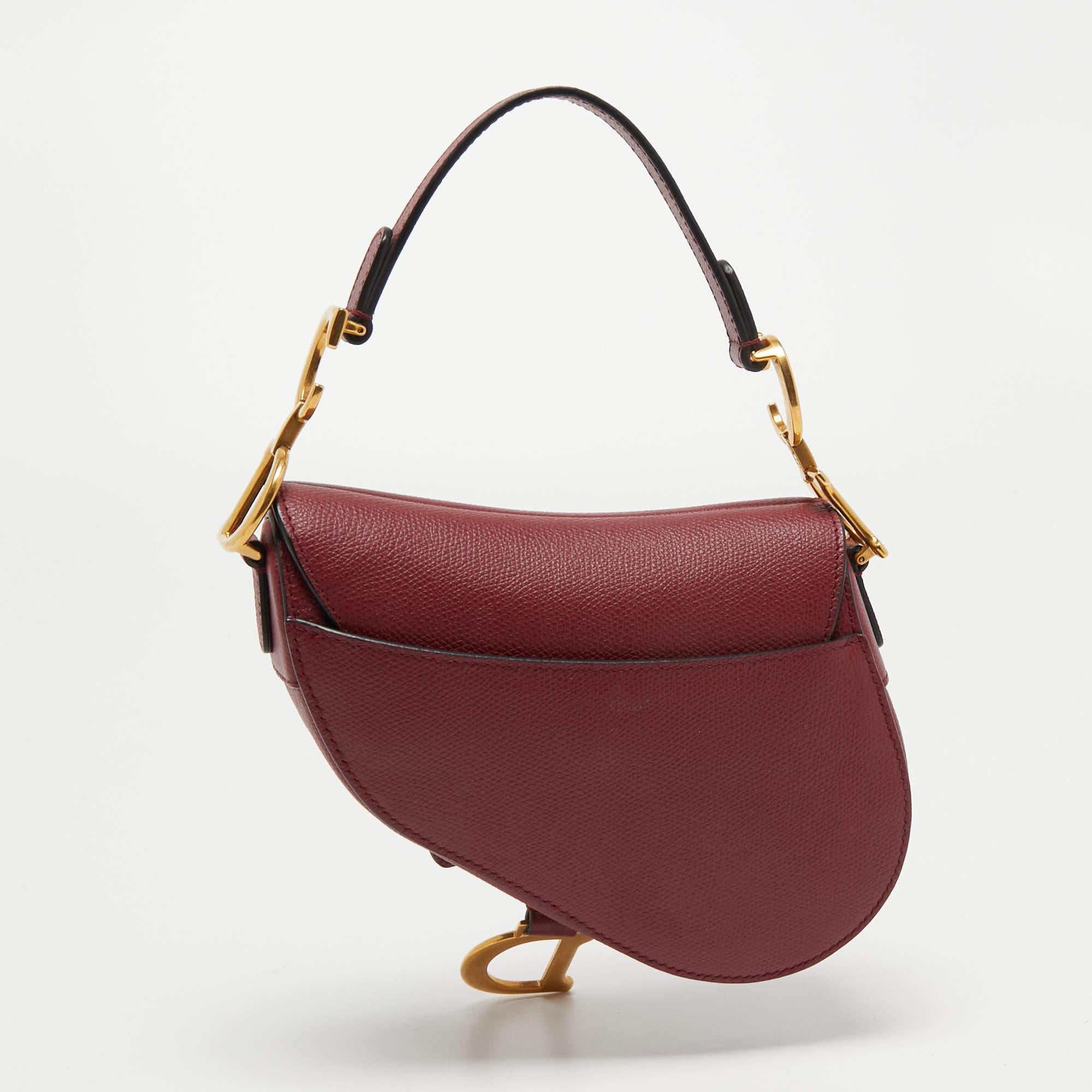 The Dior Saddle made a huge comeback in 2018, and since then, it has been ruling the wishlist of all the fashion elite. A reflection of timeless style and great design, this Dior Saddle bag is sought after for all the right reasons. This bag for