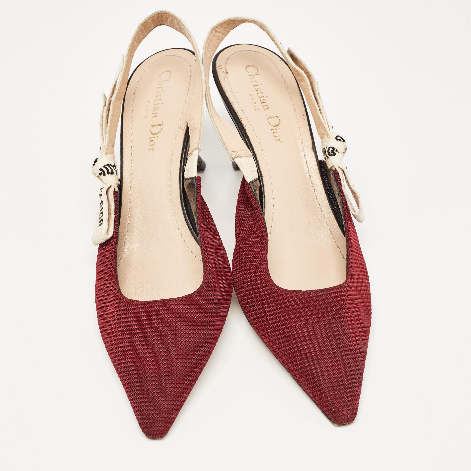 This pair of Dior pumps celebrates femininity like all other designs of the brand. Made from mesh, the creation is highlighted with a 'J'Adior' detailed slingback closure, and the sharp silhouette is balanced on 7cm heels.

