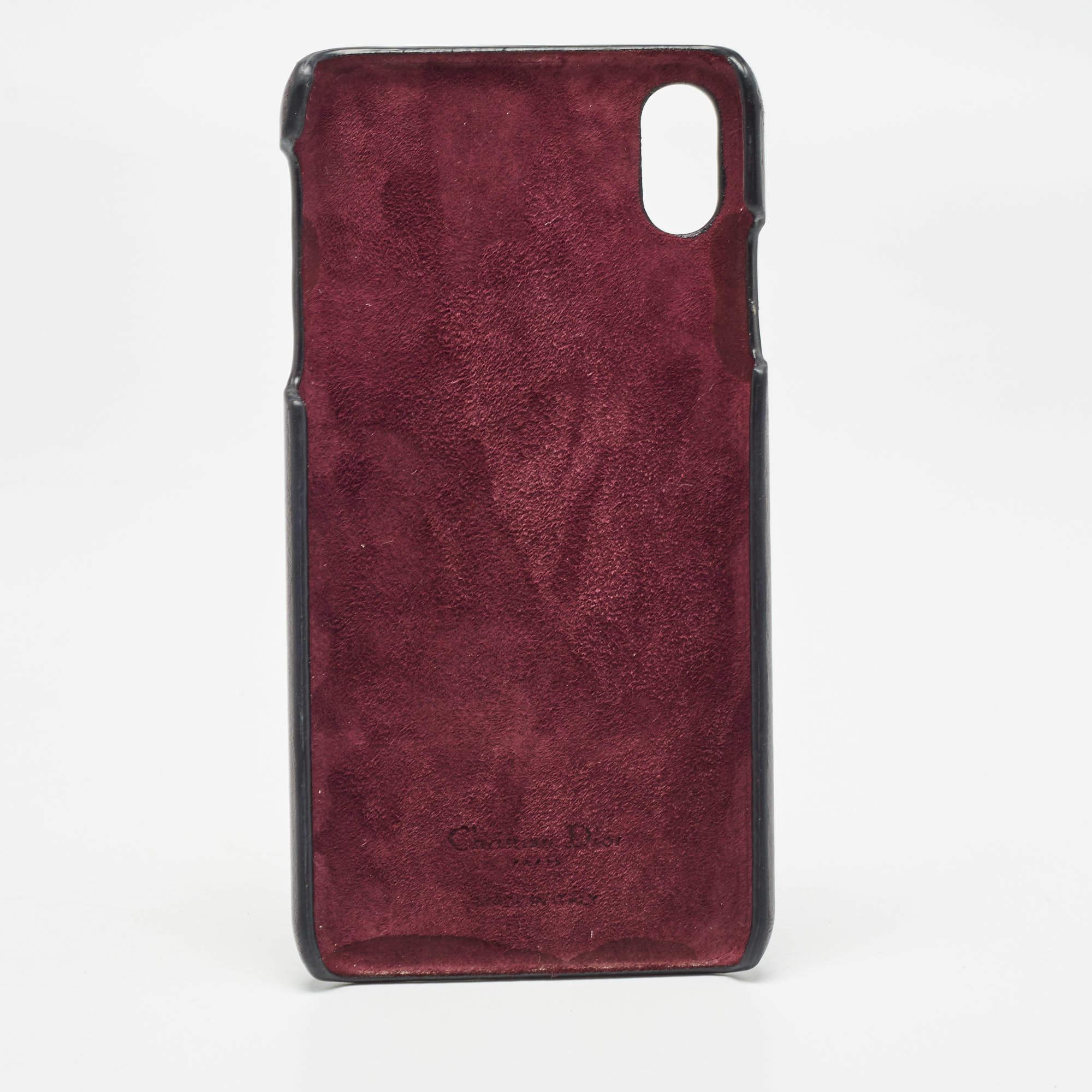 Questa cover di Dior è dedicata agli utenti di iPhone XS Max. È realizzata in pelle e presenta una patta Saddle. La custodia è stata progettata per proteggere il tuo telefono e allo stesso tempo per completare il tuo stile.