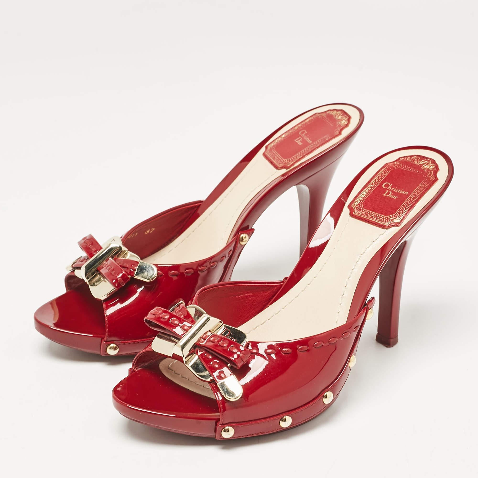 These sandals will frame your feet in an elegant manner. Crafted from quality materials  they display a classy design and comfortable insoles.