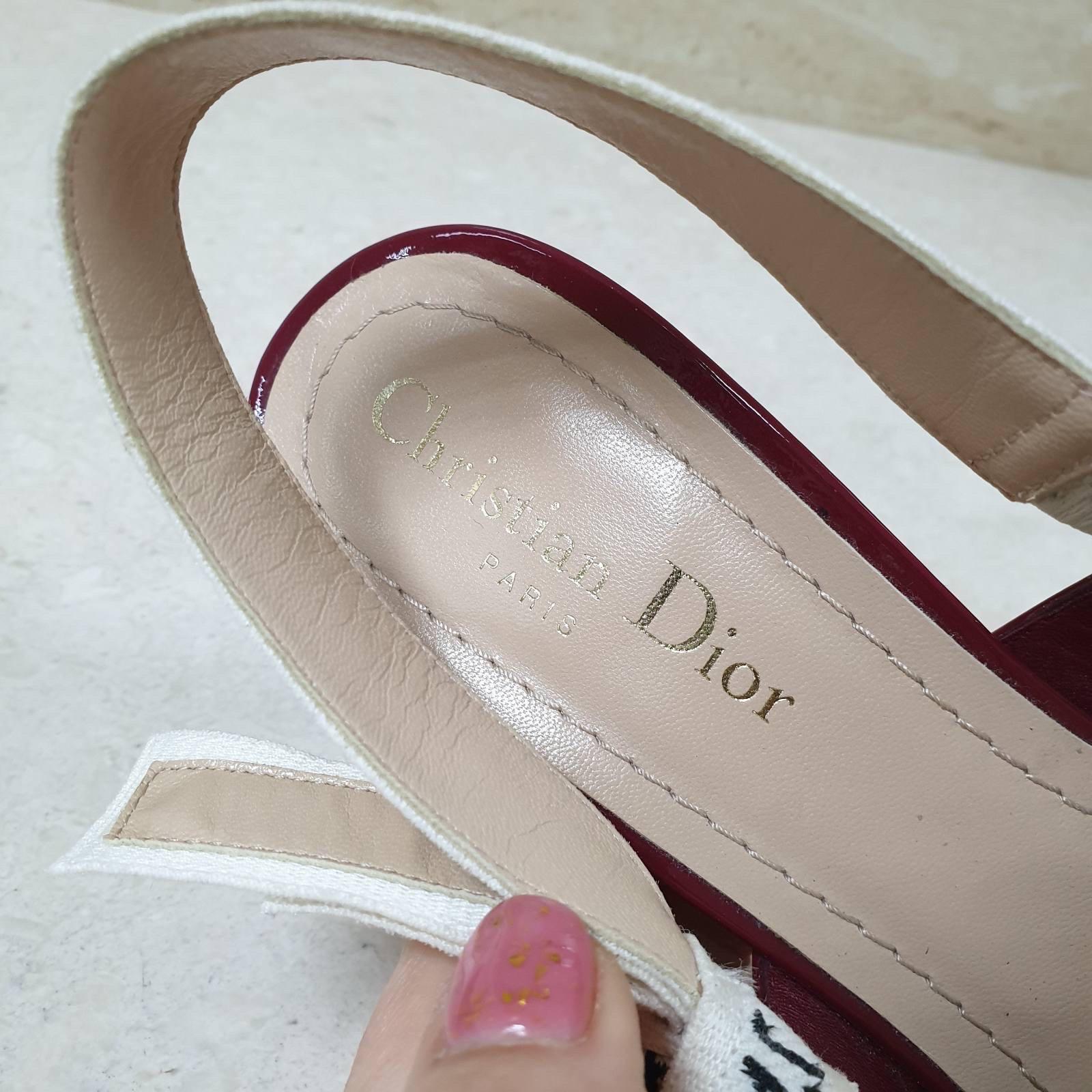 Dior burgundy patent leather burgundy pointed toe slingback pumps with J'Adior print with 7cm heel height
 
Material:Patent Leather
Color: Burgundy

Sz.38

Very good condition.

No box. No dust bag.