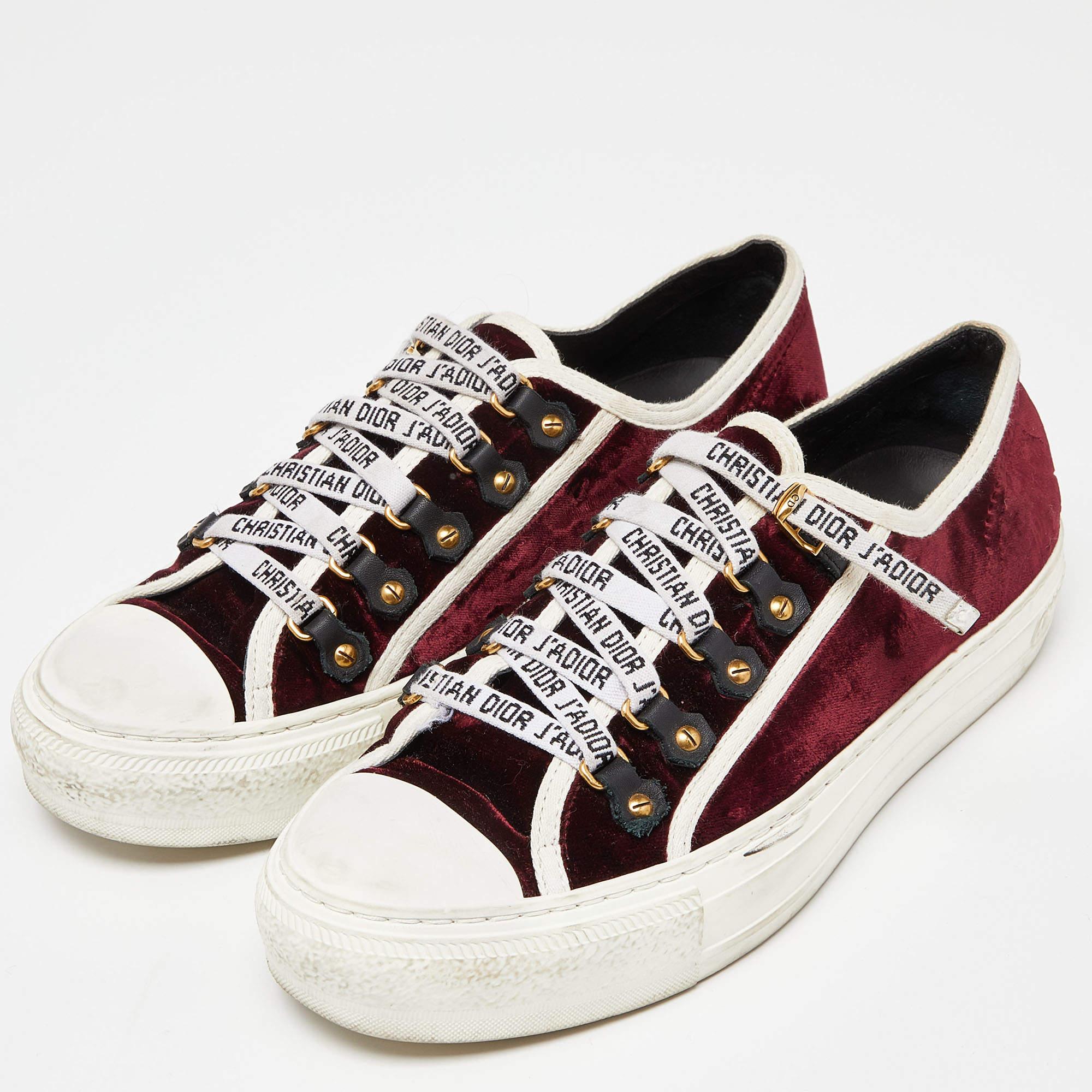 Give your outfit a luxe update with this pair of Dior sneakers. The shoes are sewn perfectly to help you make a statement in them for a long time.

