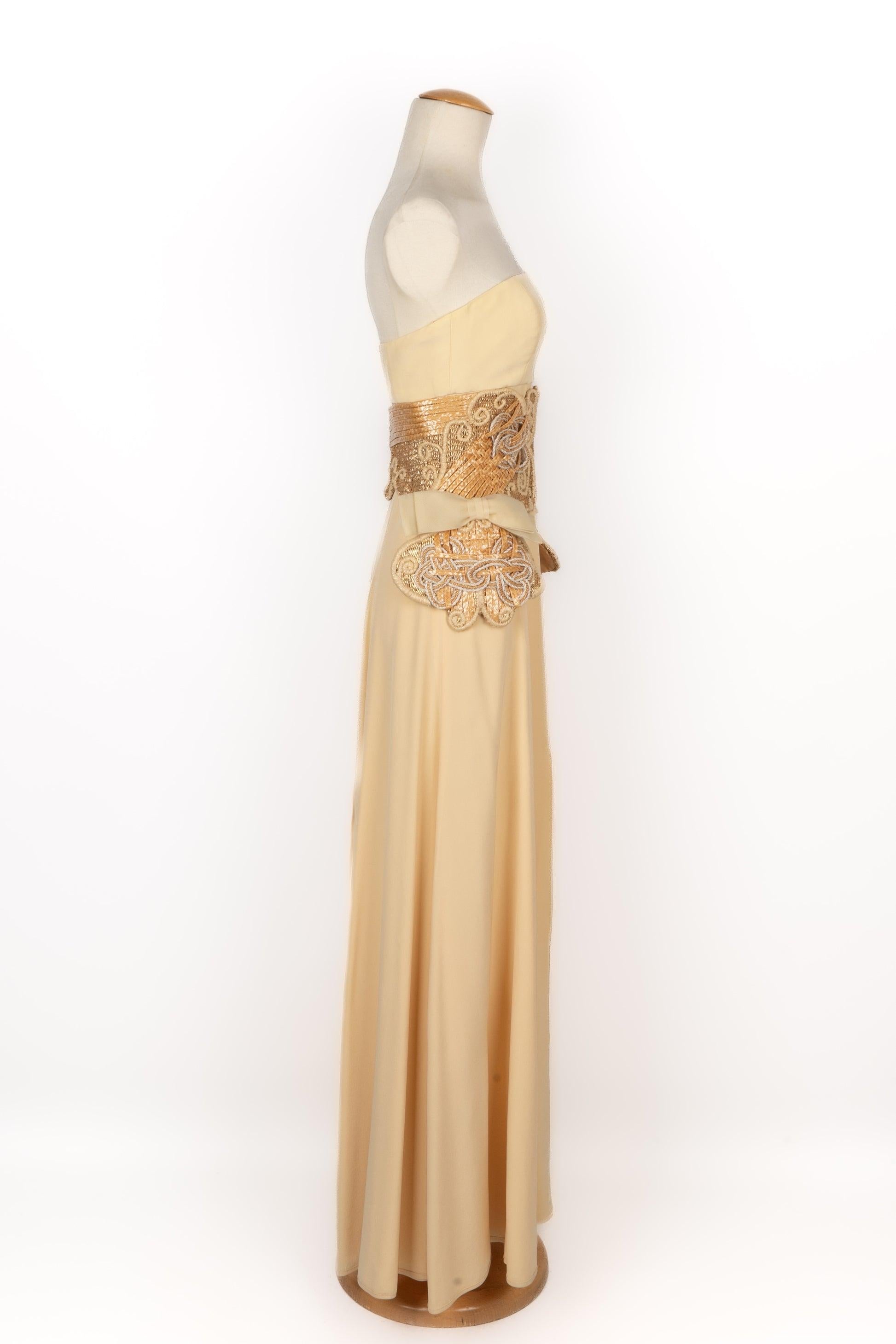 Dior - (Fabricado en Francia) Conjunto compuesto por un vestido bustier de seda y un gran cinturón de paja con hilos y pasamanería dorados. El vestido está dividido por delante y por detrás. Talla 36FR. Colección Primavera-Verano 1993, bajo la