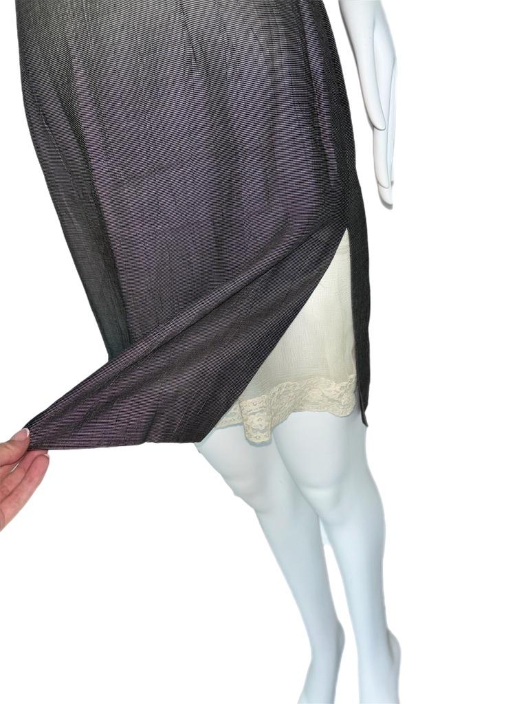 John Galliano pour Christian Dior
SS99
Vintage
Gris avec sous-couche crème
Une sangle s'accroche
Taille F36, correspond à une taille USA 2
Excellent état, sans défaut

Les photos ne rendent pas justice à cette robe. La coupe de cette robe est très