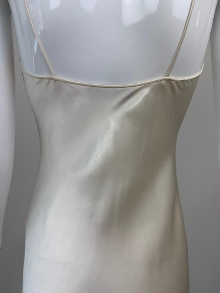 John Galliano for Christian Dior
SS05
Vintage
Marfil
Vestido de seda 100% con superposición de tul y encaje
Micro broches de presión laterales
Voluminoso
Talla F38
Buen estado vintage. Algunas manchas en el slip y algunos microdesgarros en el tul.