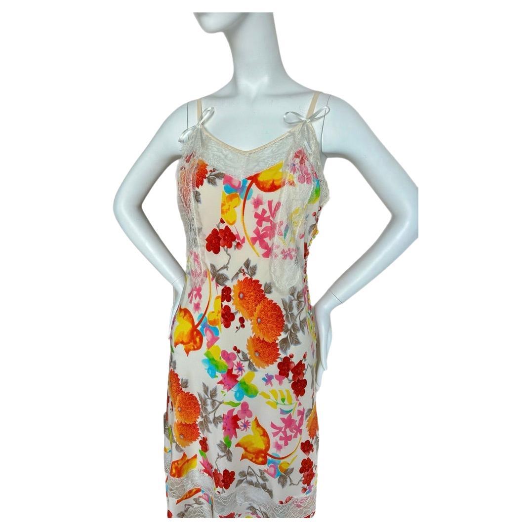 John Galliano for Christian Dior
SS06
Vintage
100% seda
Tonos súper vibrantes
Precioso encaje por todas partes
Microbotones característicos a lo largo del lateral
Talla F40
Prístina a excepción de 1 pequeña parte de encaje (ver última foto) Sólo hay