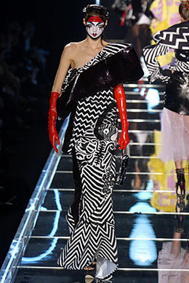 Robe de défilé F/H 2003 John Galliano pour Christian Dior sur le thème du Kabuki asiatique, inspirée par le voyage du créateur en Chine et au Japon. La robe 