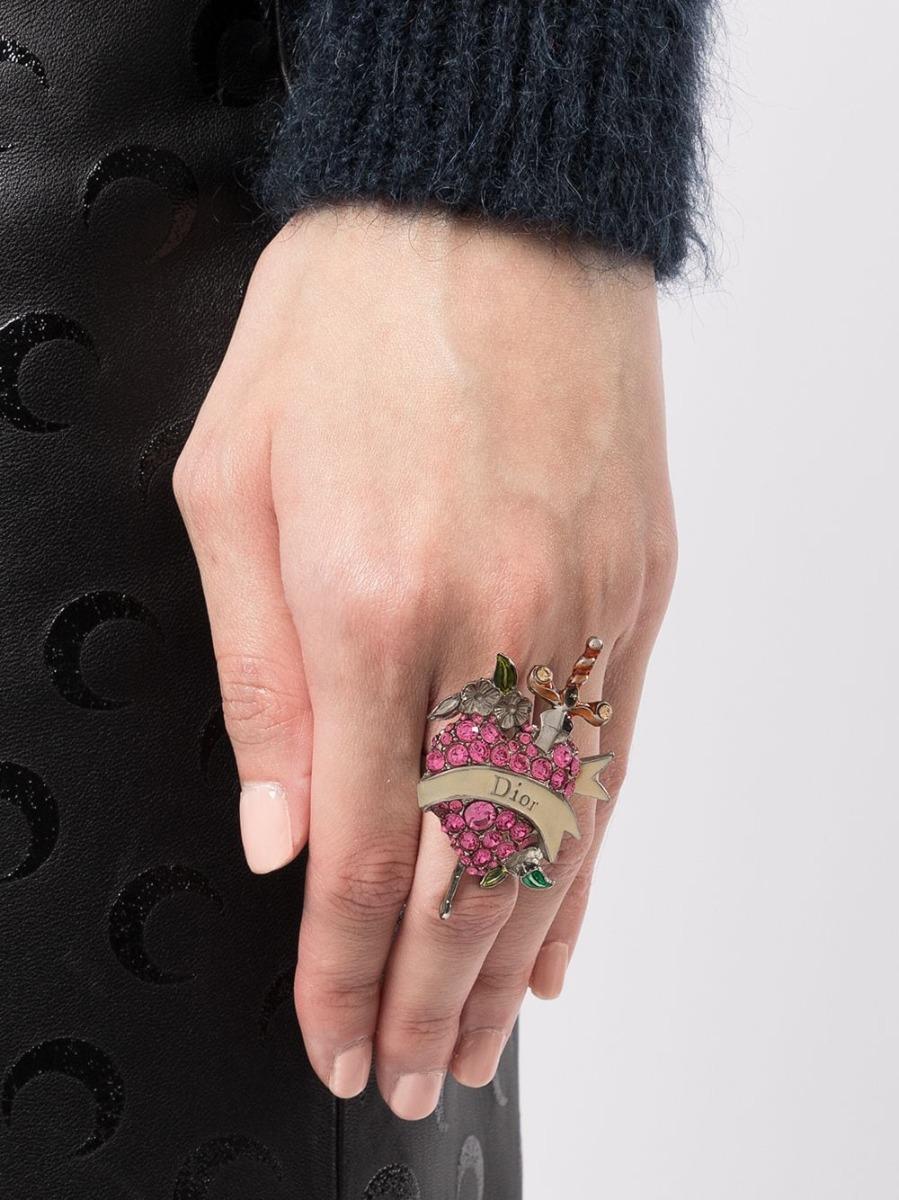Pièce d'occasion vintage rare de Dior by John Galliano, cette bague en forme de cœur saignant des années 1990 est un élément indispensable de la collection de tout amateur de bijoux. Conçue avec des détails en émail et des strass roses, la bague