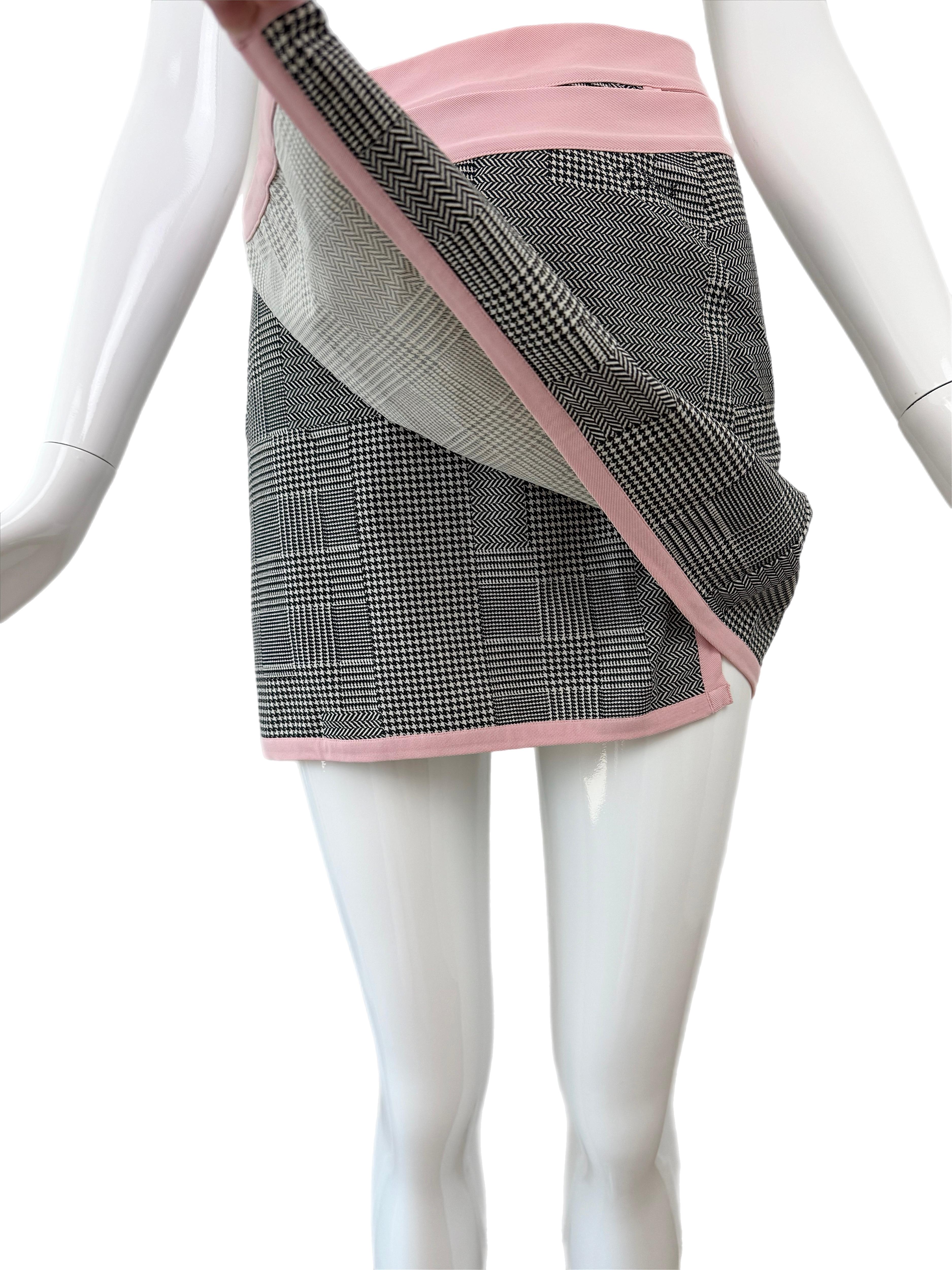 John Galliano für Christian Dior
c. 2002
Vintage By
Schwarzer und weißer Wickelrock mit Hahnentritt-Karomuster
Babyrosa Krawattengürtel
Es gibt viele Möglichkeiten, es zu binden, ich habe es einfach schnell gemacht
Dior-Logo aus schwarzen