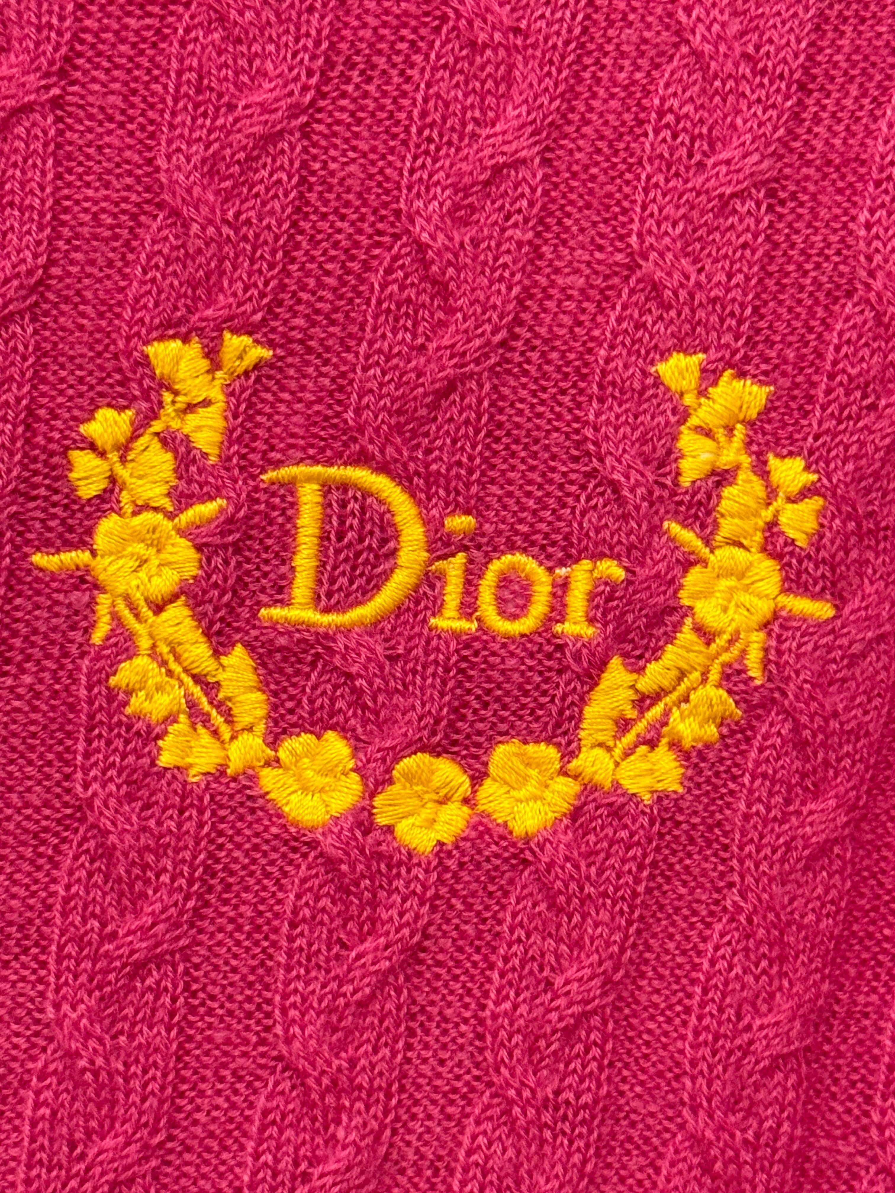 Cardigan Dior Automne Hiver 2004 by John Galliano en cachemire rose et jaune, broderie Dior, neuf avec étiquette, taille 38 FR il va de l'US 0 à l'US 4/6.