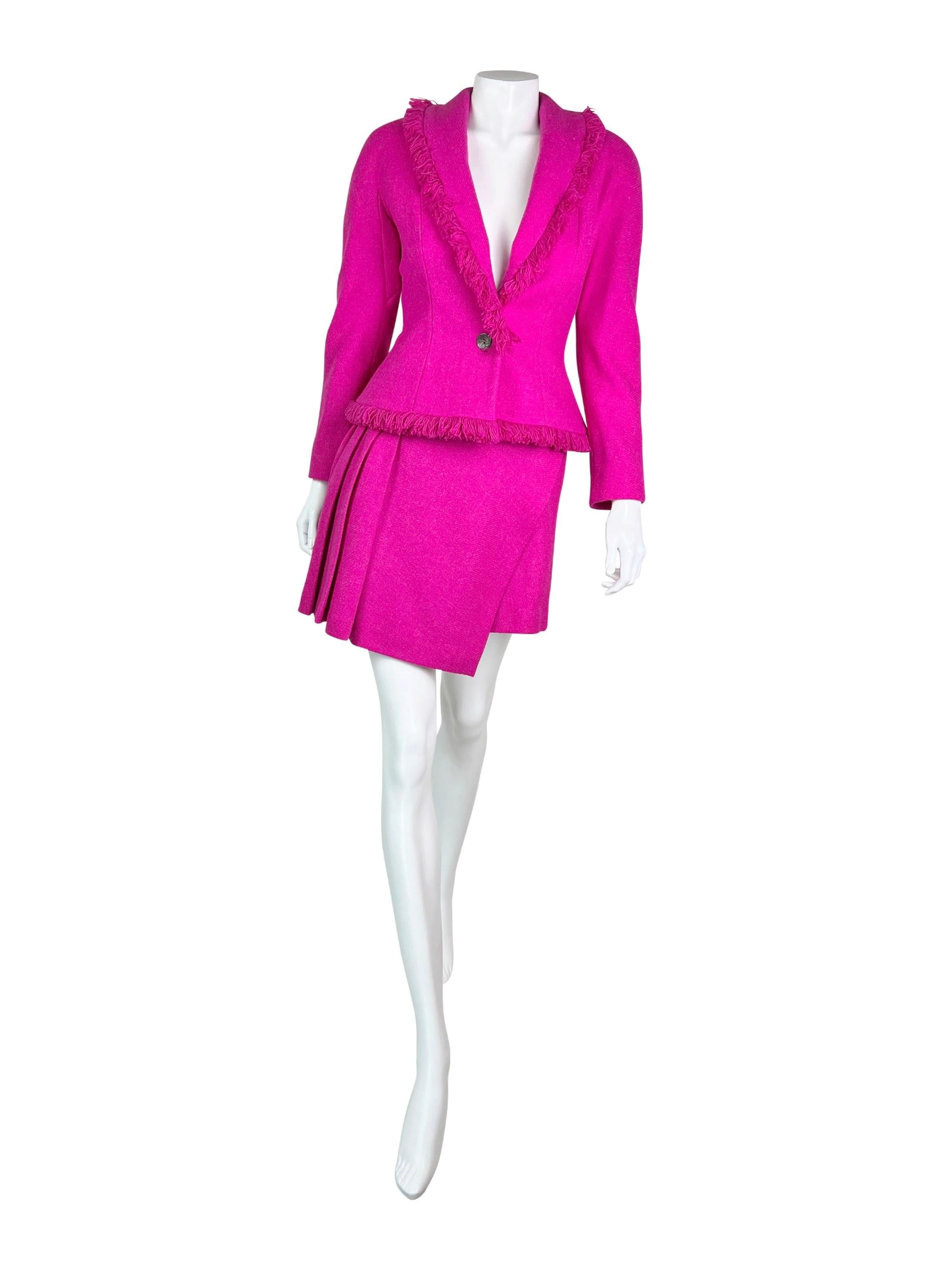 Un superbe tailleur avec une veste Dior signée Bar et une jupe asymétrique enveloppante avec des détails plissés.


Taille FR 38, ressemble à une petite taille. Mesures (à plat sur un côté) :

Longueur de la veste au niveau des épaules - 37 cm