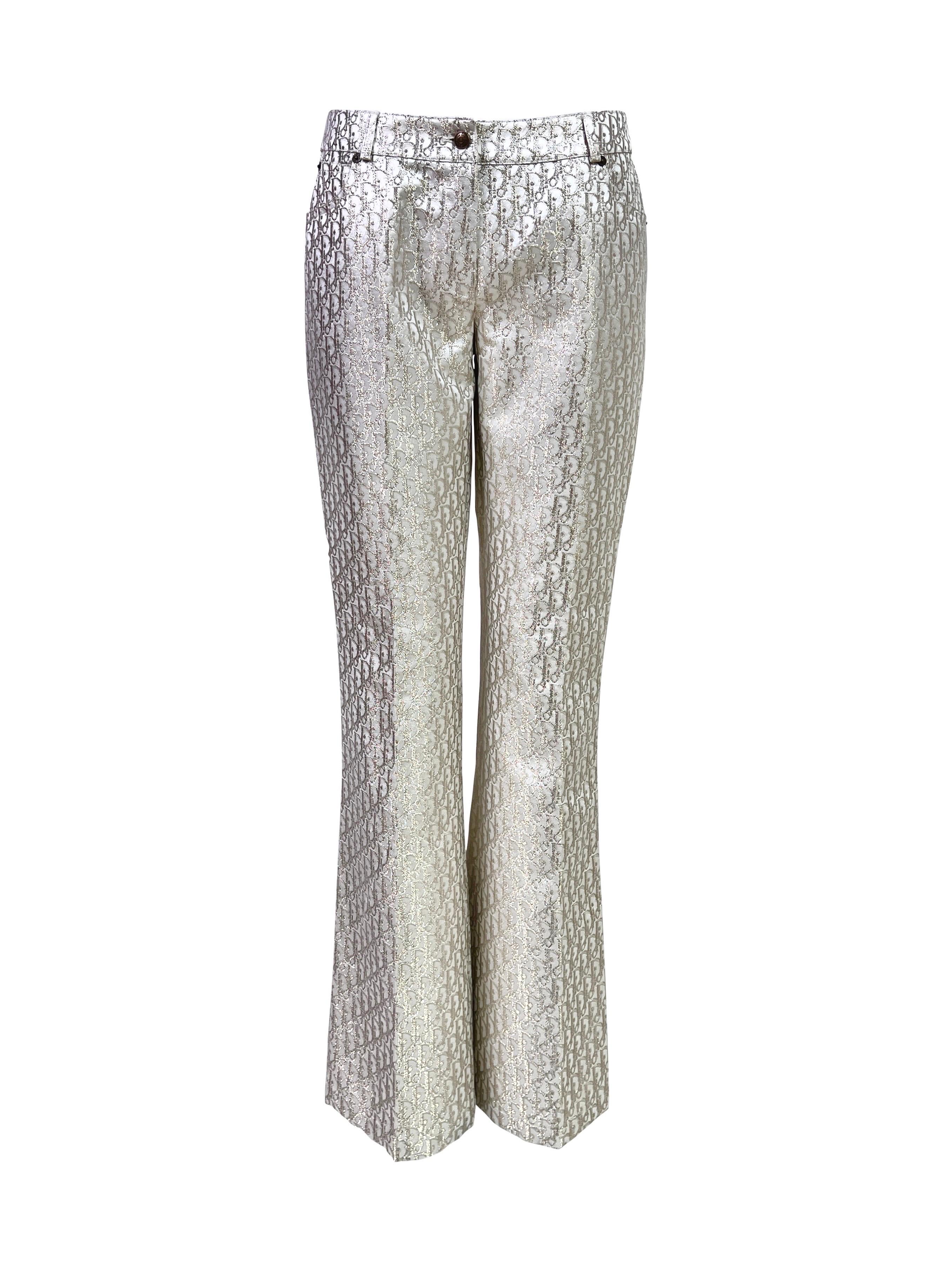 QV Archive est fier de présenter une paire rare de pantalons Dior Monogram de la collection Dior Automne 2004 dans une magnifique couleur blanc cassé avec un tissu jacquard monogramme aux reflets métalliques dorés sophistiqués. Même textile que