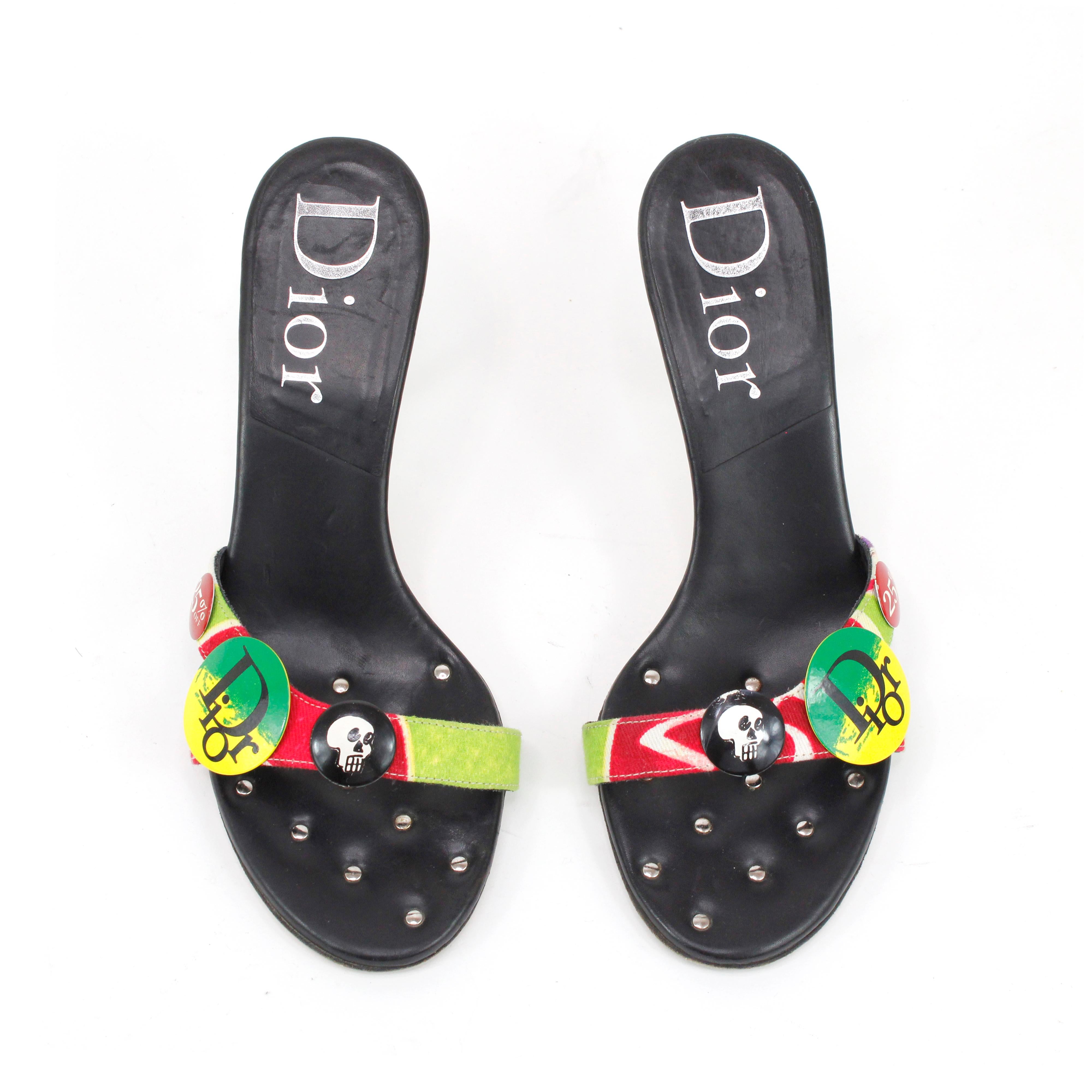 Dior by John Galliano 2000s Dior Fashion Victim mules in leather, with multicolored brooch, size 36 EU.


Condition:
Good/really good.
