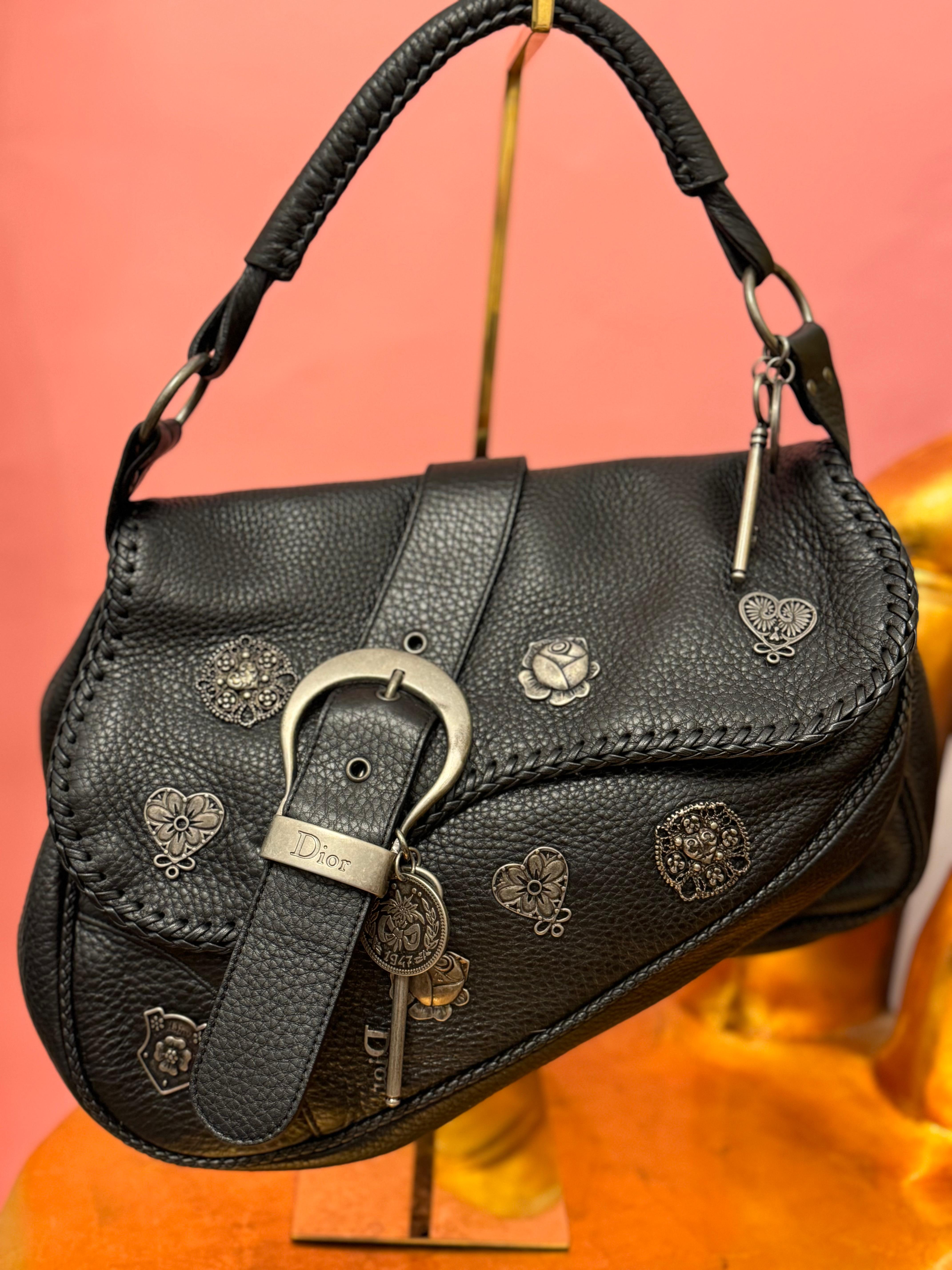 Seltene Dior by John Galliano 2006 Kollektion Limited Edition dunkelbraun genarbtem Leder Gaucho Tasche mit Karte, Metall-Charme auf der Tasche, Nummer 312 in der Welt. 
