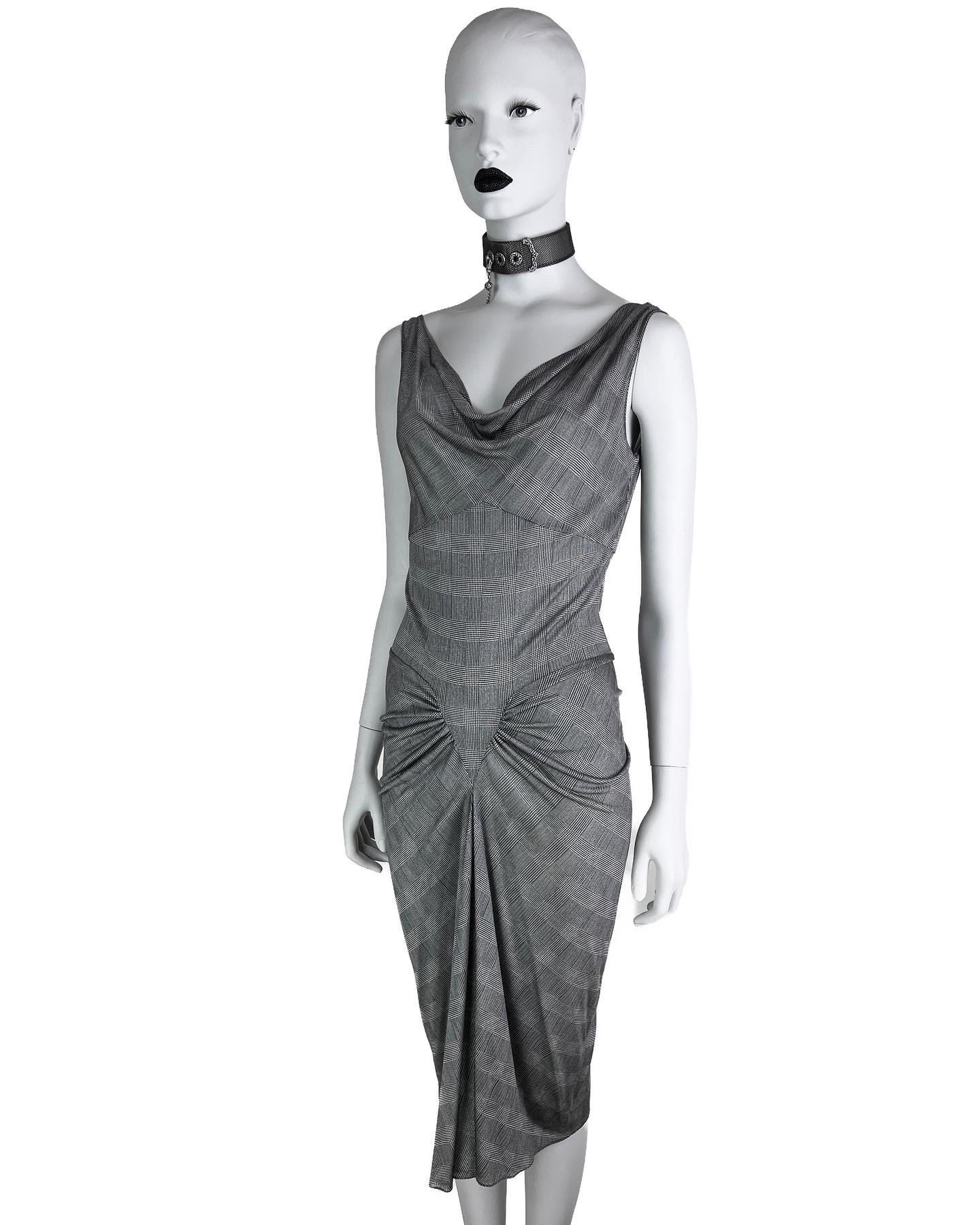 Ein atemberaubendes Kleid aus 100 % Seidenjersey aus der Frühjahrssaison 2000 mit schmeichelhaftem Schnitt und Drapierungen. Dieser Stil ist sehr begehrt, ein ähnliches Modell wurde auf der Couture-Schau im Frühjahr 1999 präsentiert. 

Größe FR 40,
